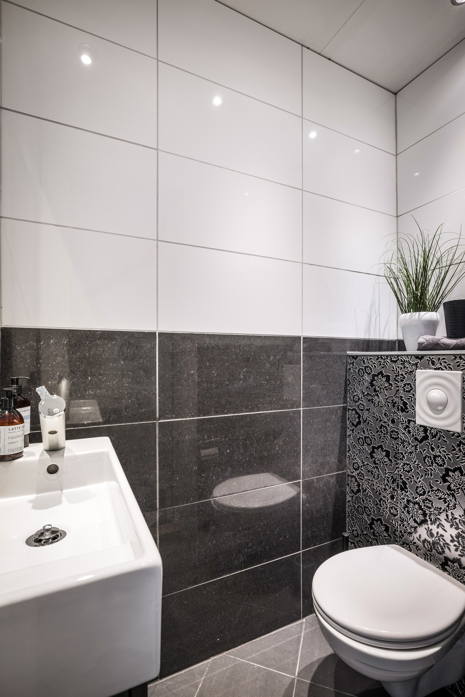 - Pent gjestetoalett med gulvvarme og downlights. - Galleribilde