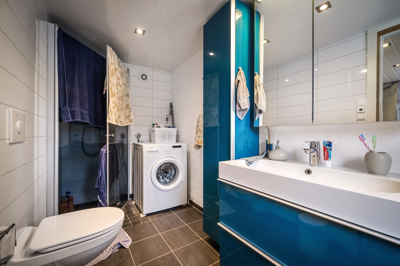 - Badet er på 4,8 kvm og er innredet med vegghengt toalett, dusjnisje, baderomsinnredning med overhenget speil og opplegg for vaskemaskin - Galleribilde