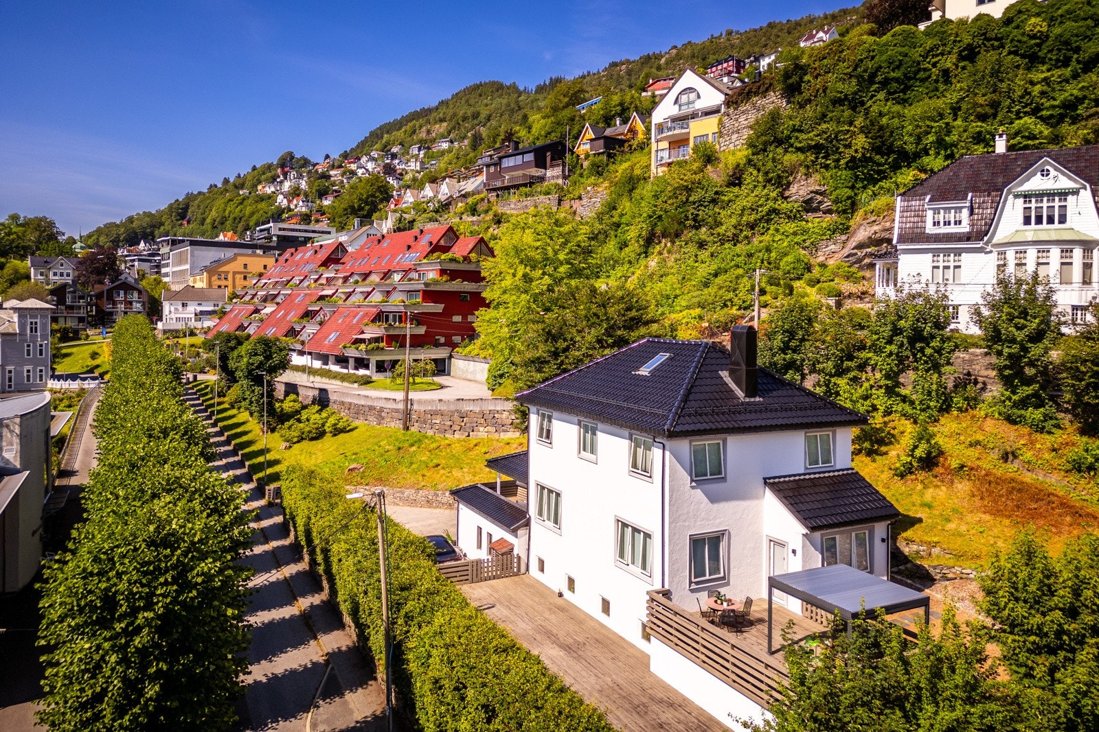 - På denne fine eiendommen får du en renovert og flott villa med tre terrasser - Galleribilde
