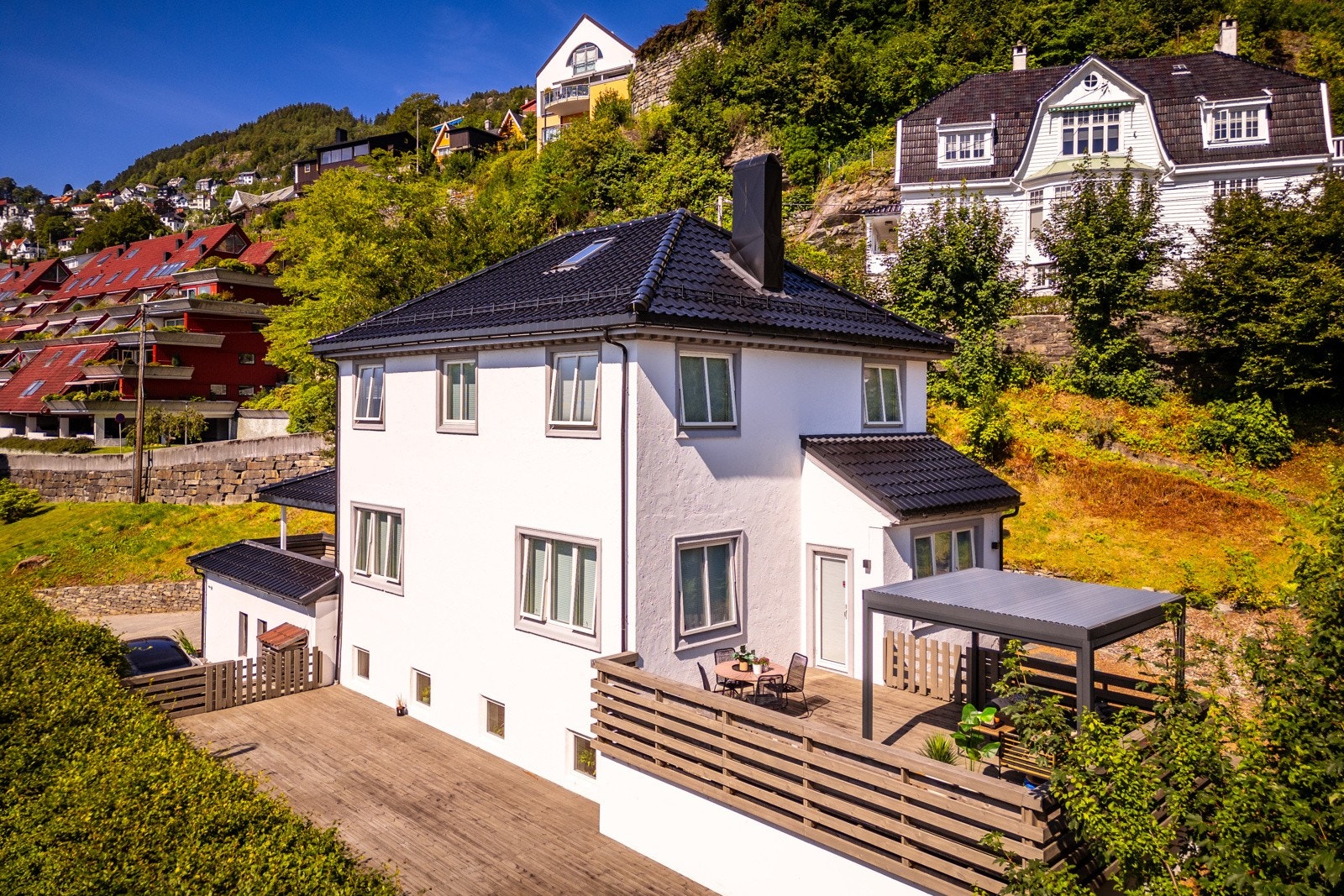 - I front av huset, har man et stort terrassedekke på 83 kvm, perfekt for større samlinger på sommerstid - Galleribilde