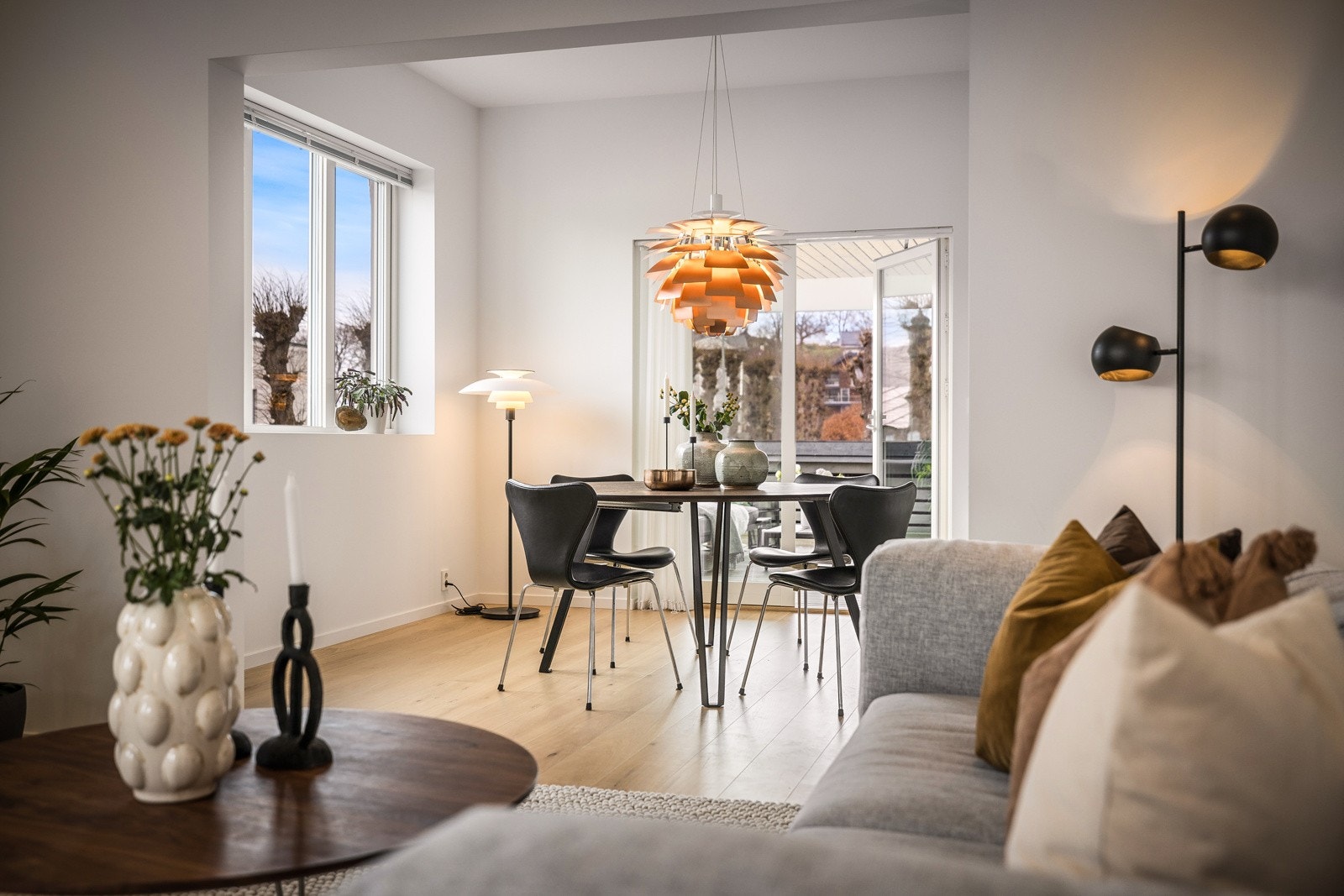 - Det er lagt en flott 1-stavs parkett på gulv, spotter i himling og montert elektriske persienner - Galleribilde