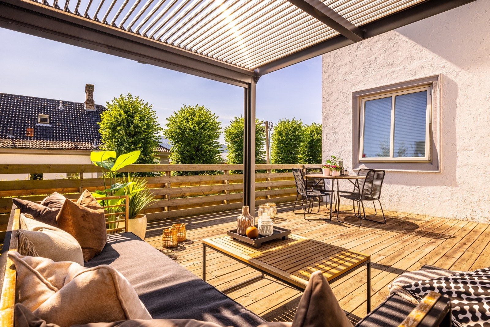 - Her kan man nyte morgensolen fra kl. 09 på sommerstid og ha hyggelige middagsselskaper - Galleribilde