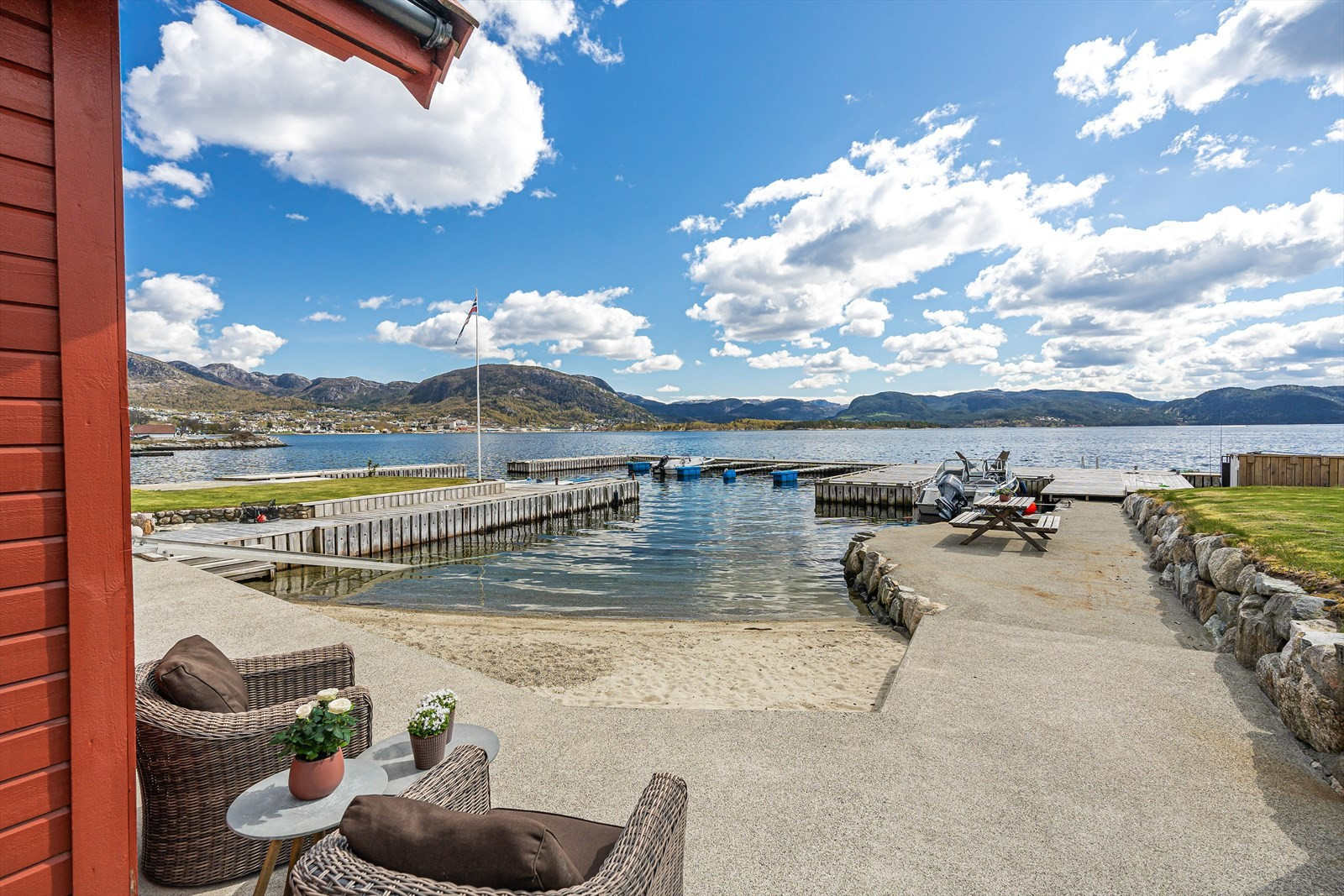 Jørpeland - Idyllisk, stor og helt unik boligeiendom i 1.rekke til sjø med egen strandlinje, naust og molo.