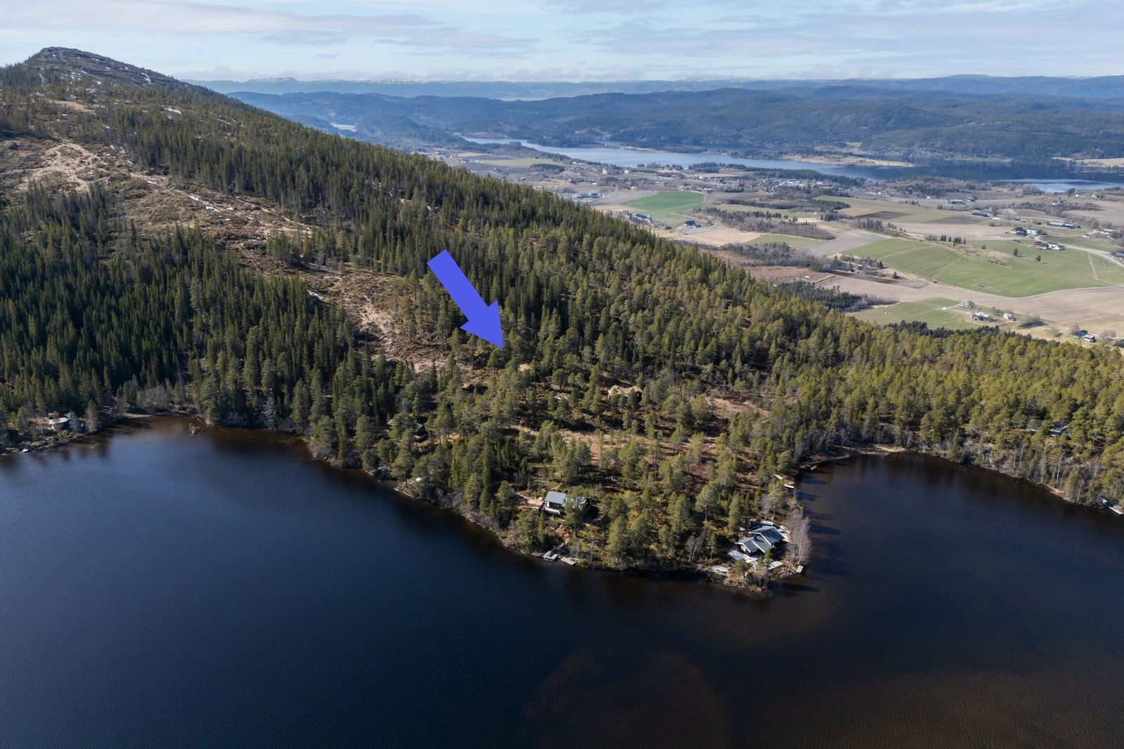 Hytta ligger i naturskjønne omgivelser med flere flotte turmål i nærheten. Galleribilde