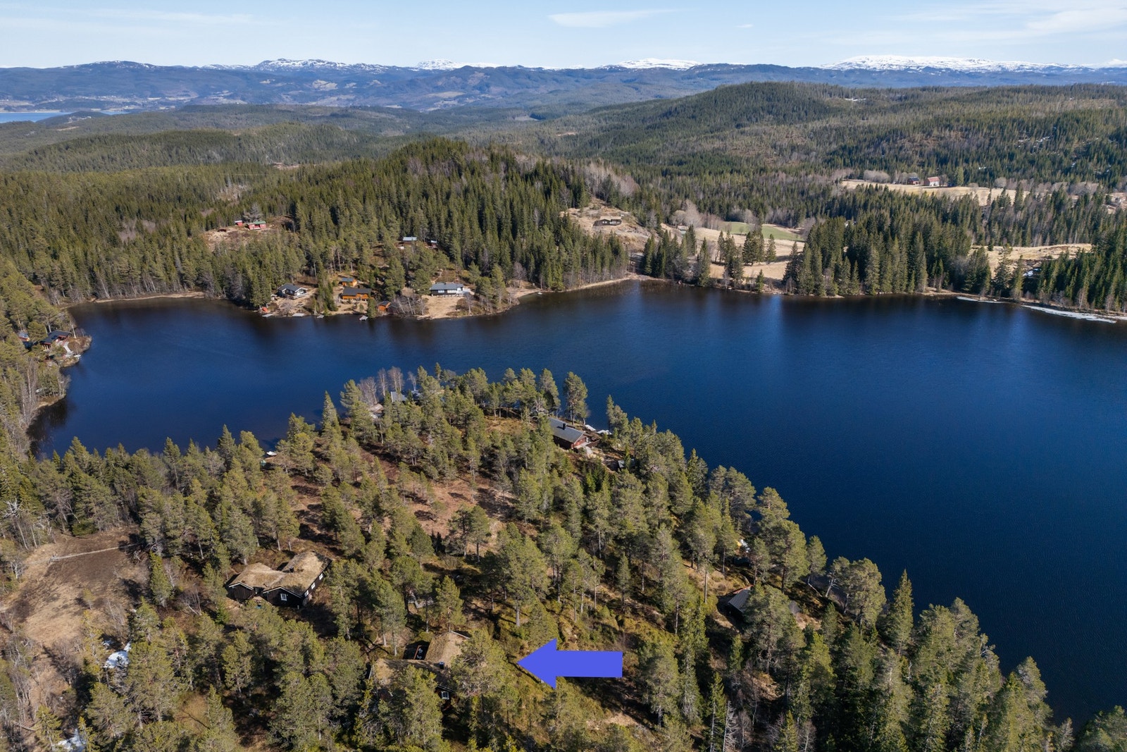 Med marka og Haugatjønna som nærmeste nabo er dette det perfekte område for å finne roen, med muligheten for både gåturer, båttur, bading, skiturer og muligheten for å bare slappe helt av. Galleribilde