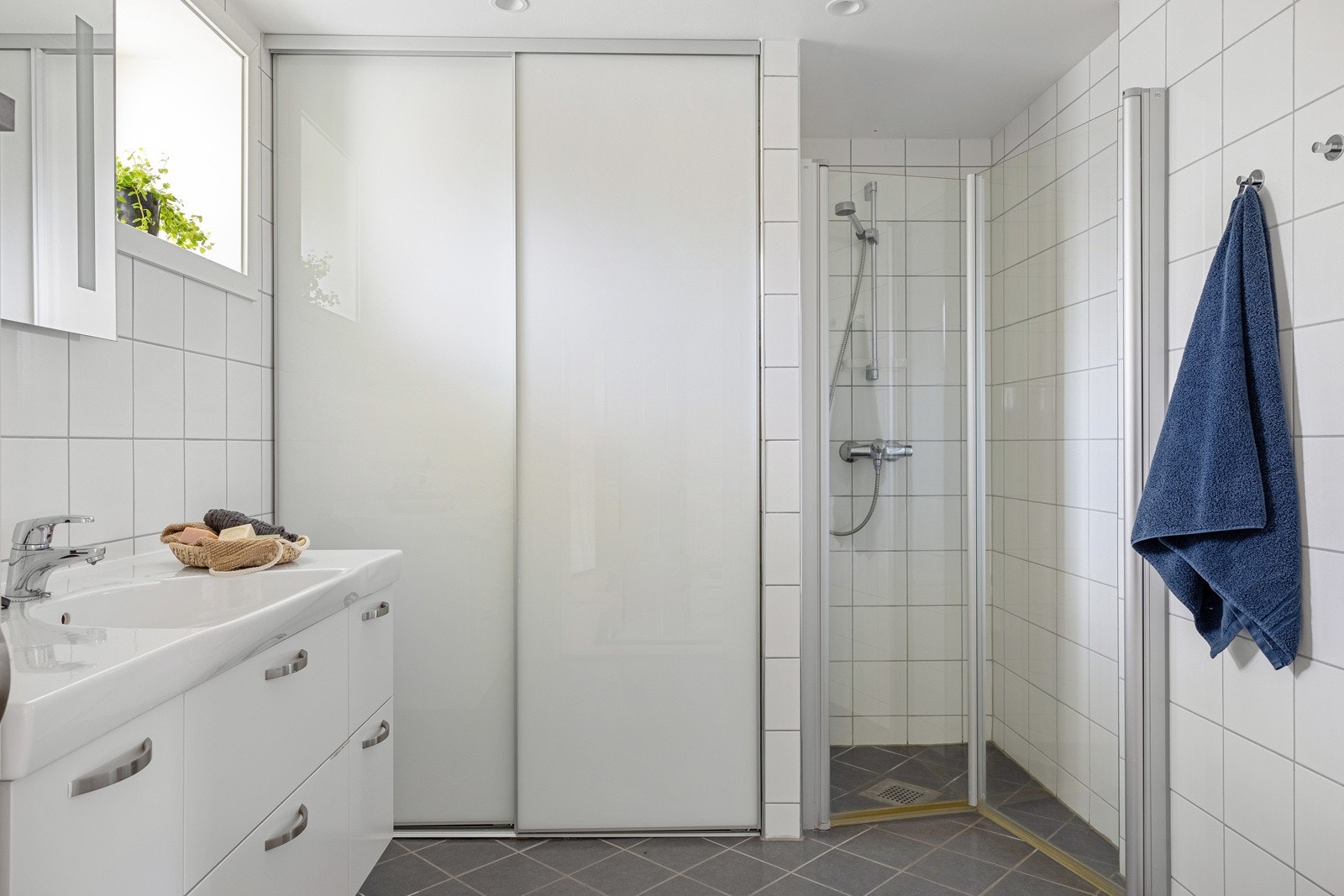Badet er helfliset med varmekabler i gulv og måler i overkant av 6 kvm. Galleribilde