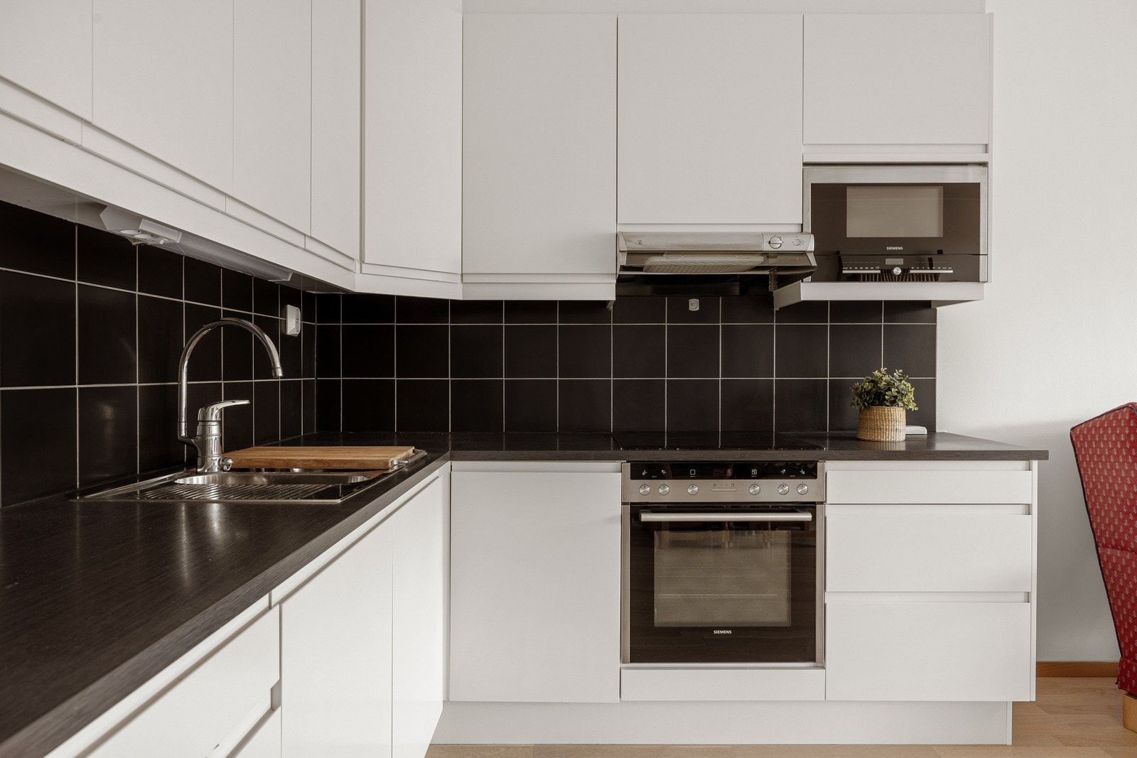 Kjøkkenet har en innredning fra Norema med slette fronter og laminat benkeplate. Galleribilde