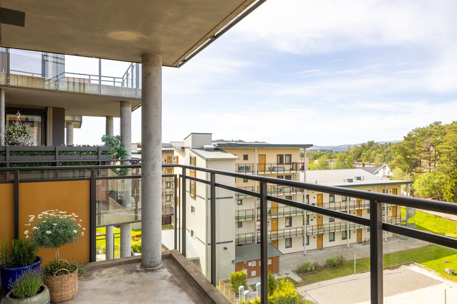 Fra stuen kommer man ut til en herlig vestvendt og overbygget balkong på hele 12 kvm. Galleribilde