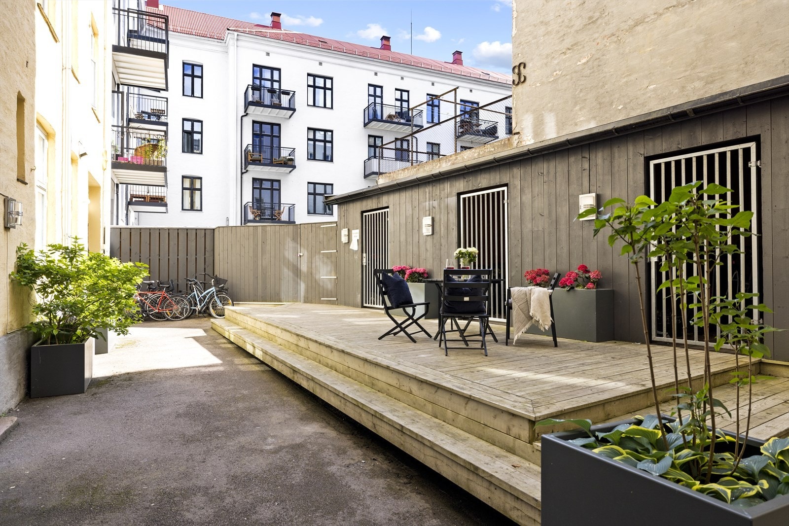 Låsbar adkomst til A- og B-oppgangen fra Vibes gate og Ole Vigs gate. Hyggelig og pent opparbeidet bakgård. Rikelig med sykkelparkering i låst sykkelbod Galleribilde