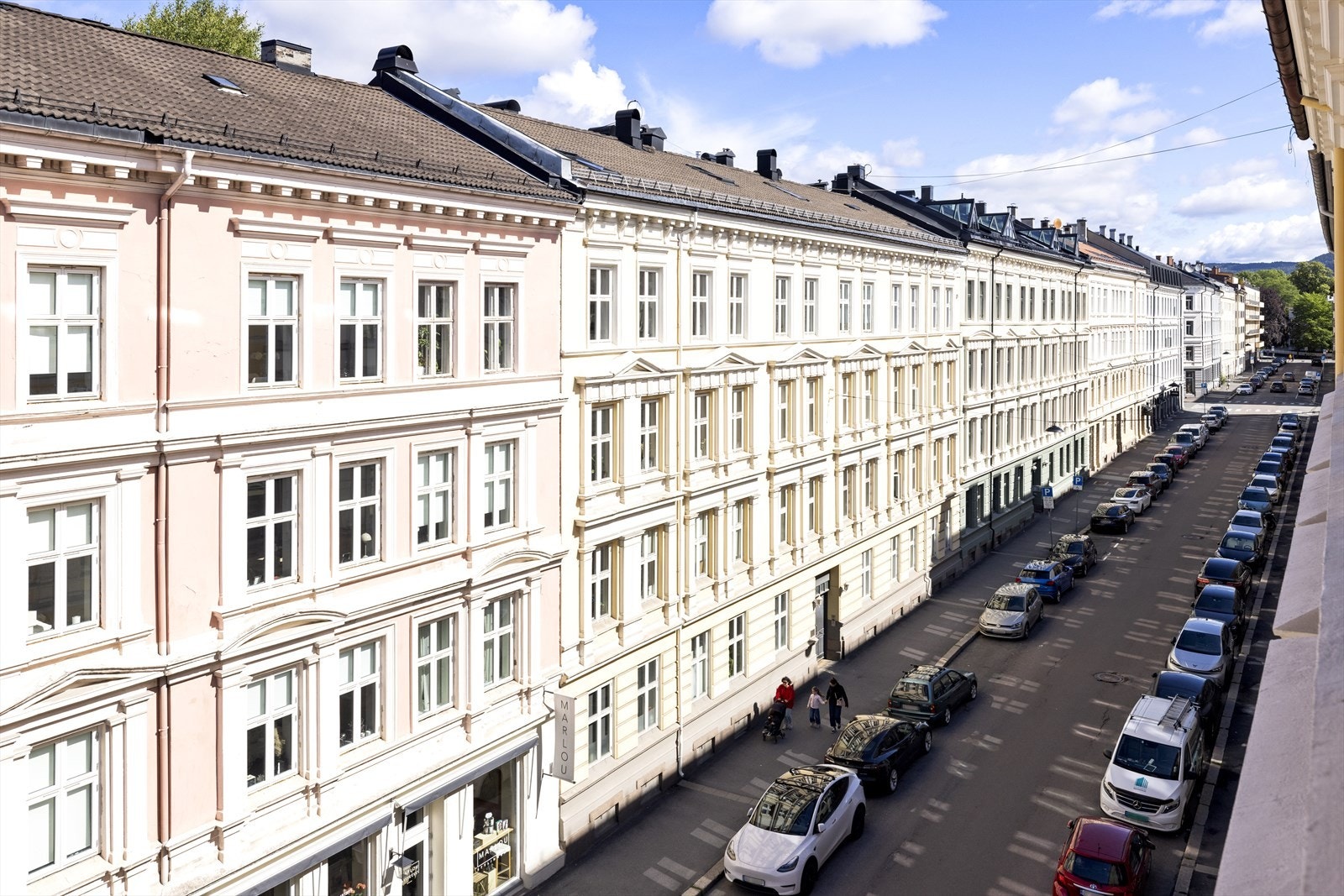 Hyggelig utsyn fra stuen ut til Vibes gate. Umiddelbar nærhet til et rikt servicetilbud, en rekke populære kaféer, restauranter og utesteder. Likevel oppleves leilighetens beliggenhet rolig og tilbaketrukket Galleribilde