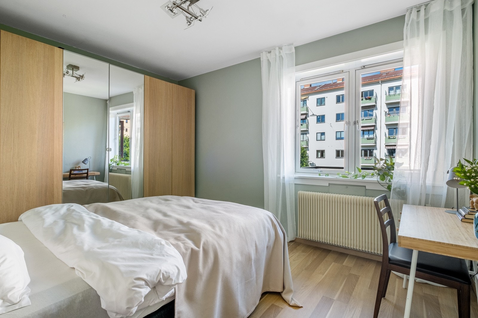 Soverommet har god plass til seng og garderobeskap. Galleribilde