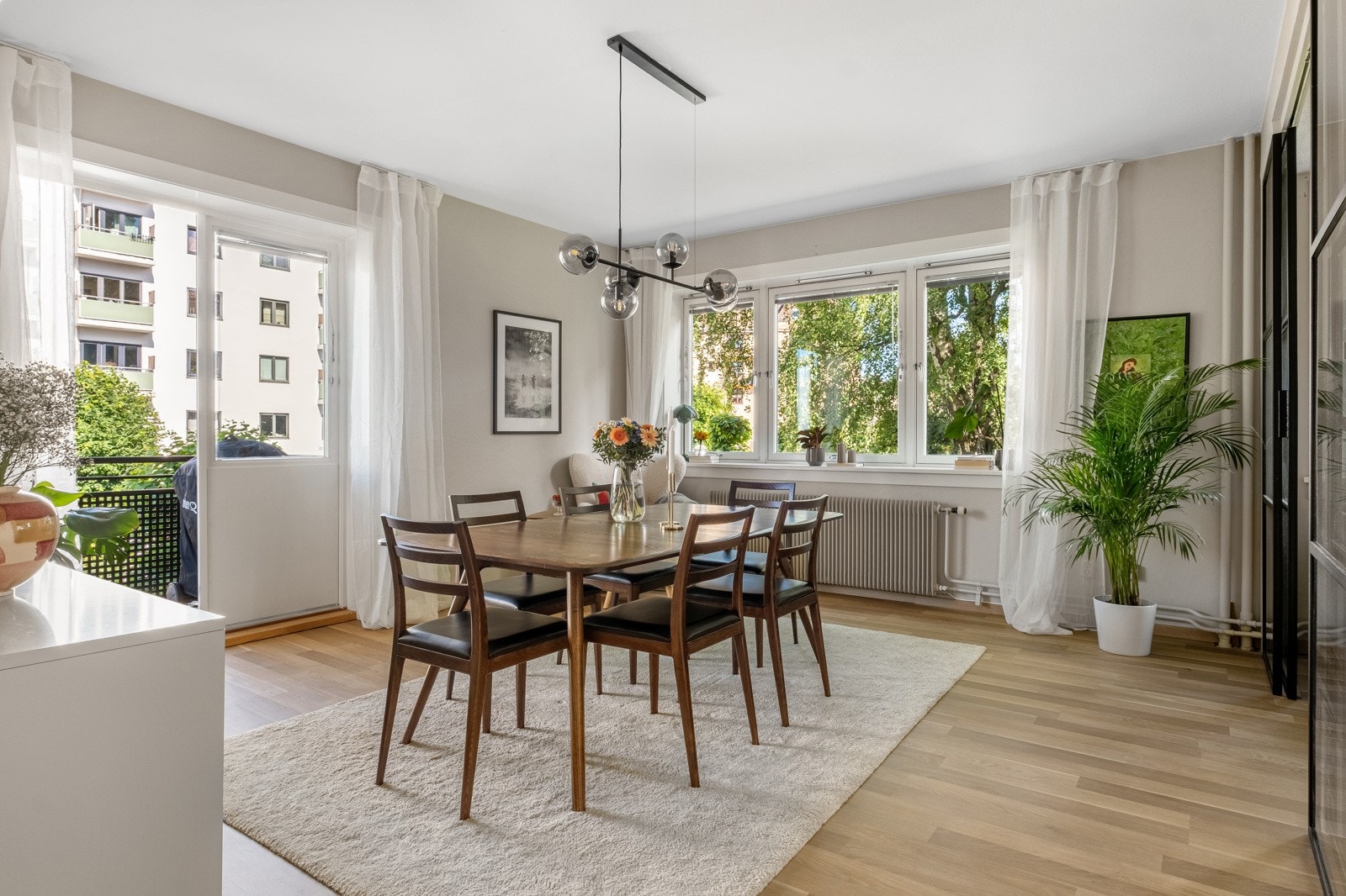 Stor, luftig stue med utgang til balkong. Galleribilde