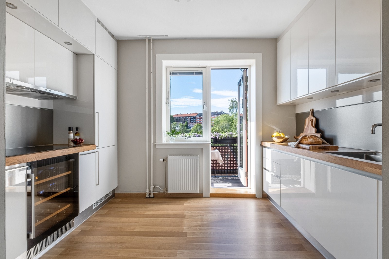 Kjøkkenet har god arbeidsplass og utgang til en av de to balkongene. Galleribilde