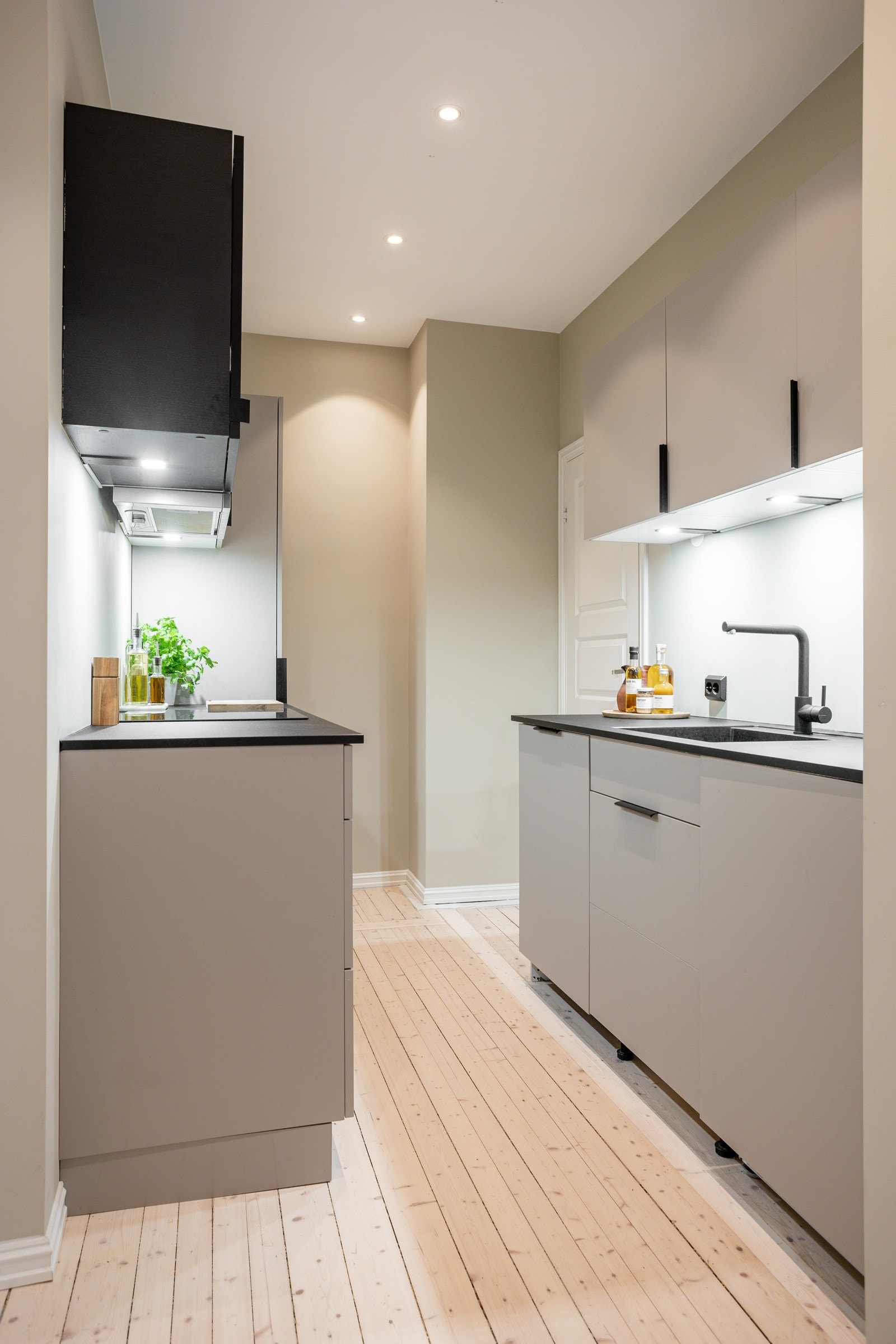 Originalt tregulv. Slette malte vegger og himlingsflater med downlights. Galleribilde