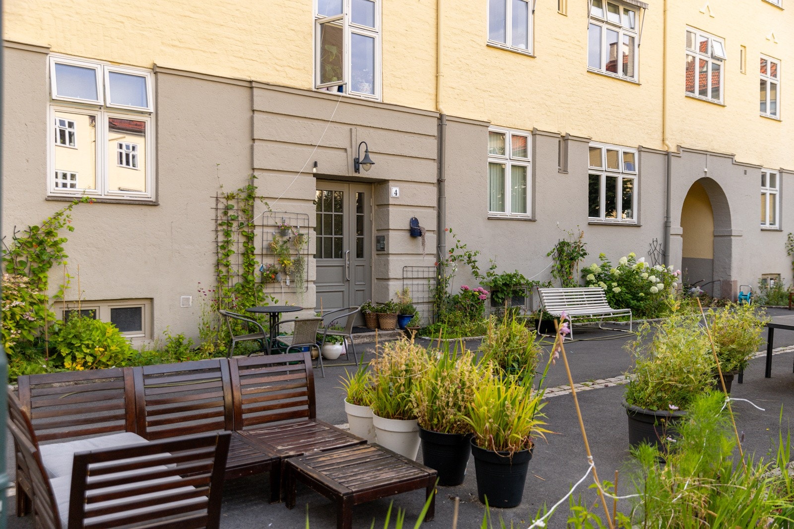 Gjennom året er det ulike arrangementer i bakgården, noen rent sosiale og andre i kombinasjon med dugnad. Styret organiserer dugnadene, men det meste av sosiale arrangementer arrangeres av en mer eller mindre formell festkommitè eller engasjerte beboere. Galleribilde