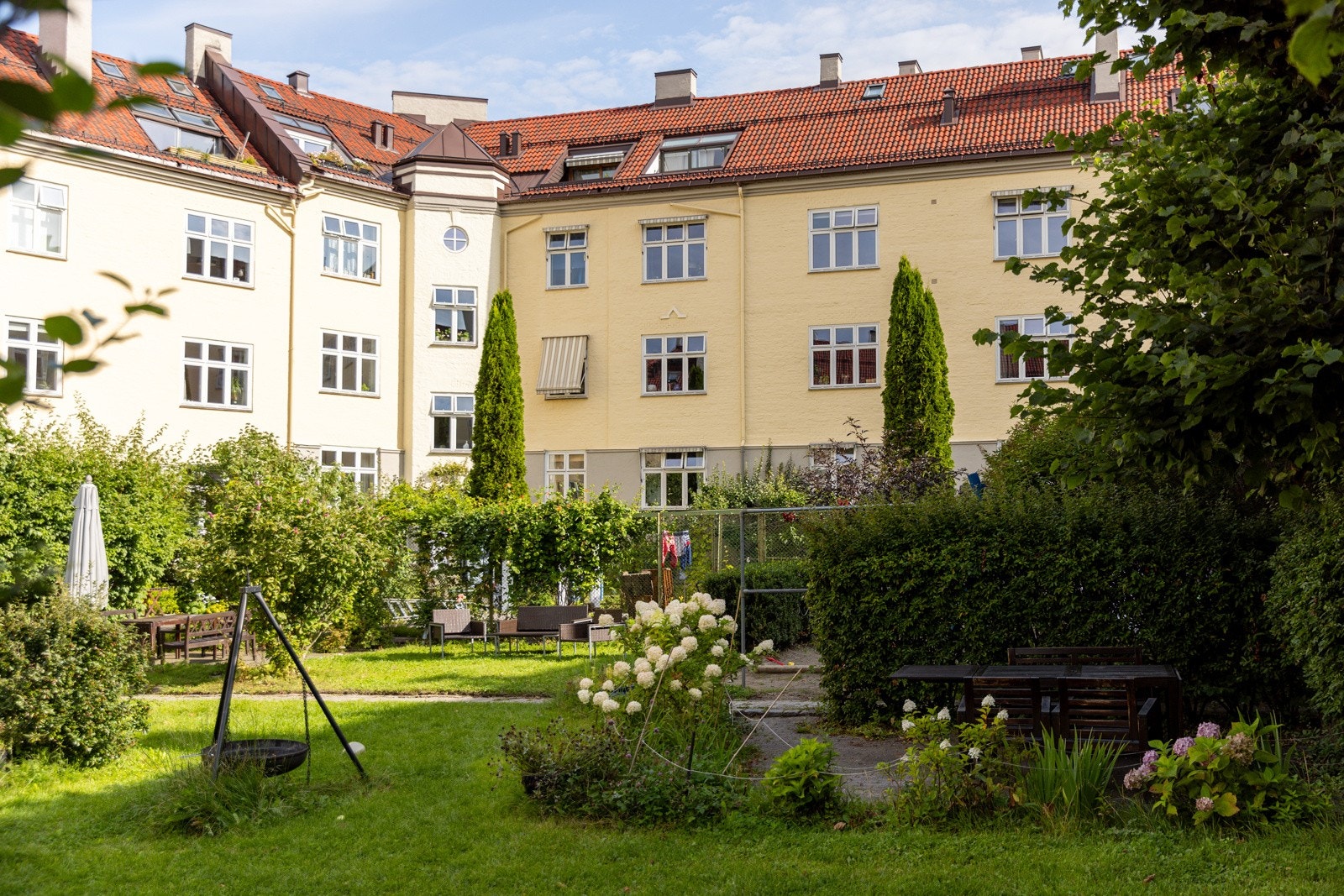 Borettslaget Torshov XIV A består av 87 leiligheter fordelt på tre etasjer rundt et åpent gårdsrom. Leilighetene er i hovedsak fordelt på de tre hovedetasjene, men flere leiligheter er utvidet ved å bygge ned i kjeller, opp på loft eller ved sammenslåing Galleribilde