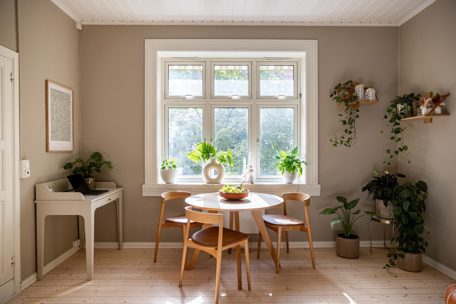 Hyggelig spisebordsplassering ved det store vinduet. Galleribilde