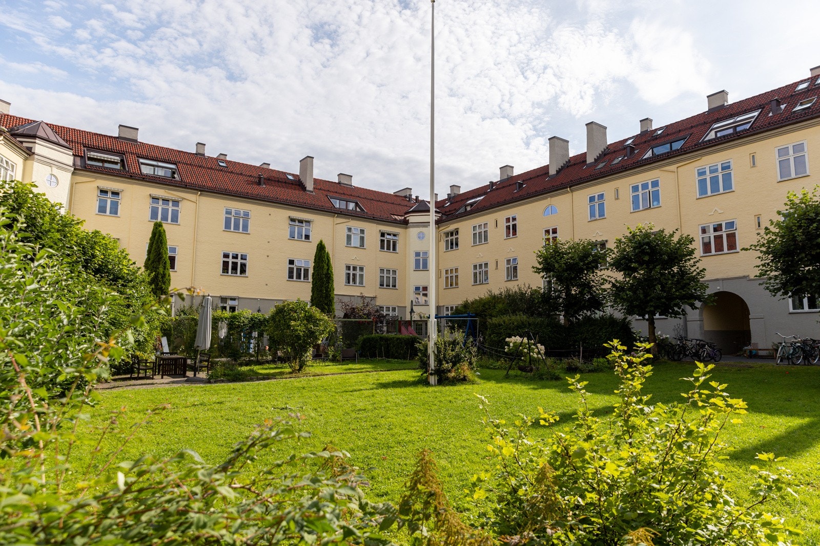 Bakgården er opparbeidet med lekeplass, sittegrupper, benker, sykkelparkering mm. Barnefamiliene er naturligvis de største brukerne av bakgården, men spesielt i sommerhalvåret er alle generasjoner godt representert. Galleribilde