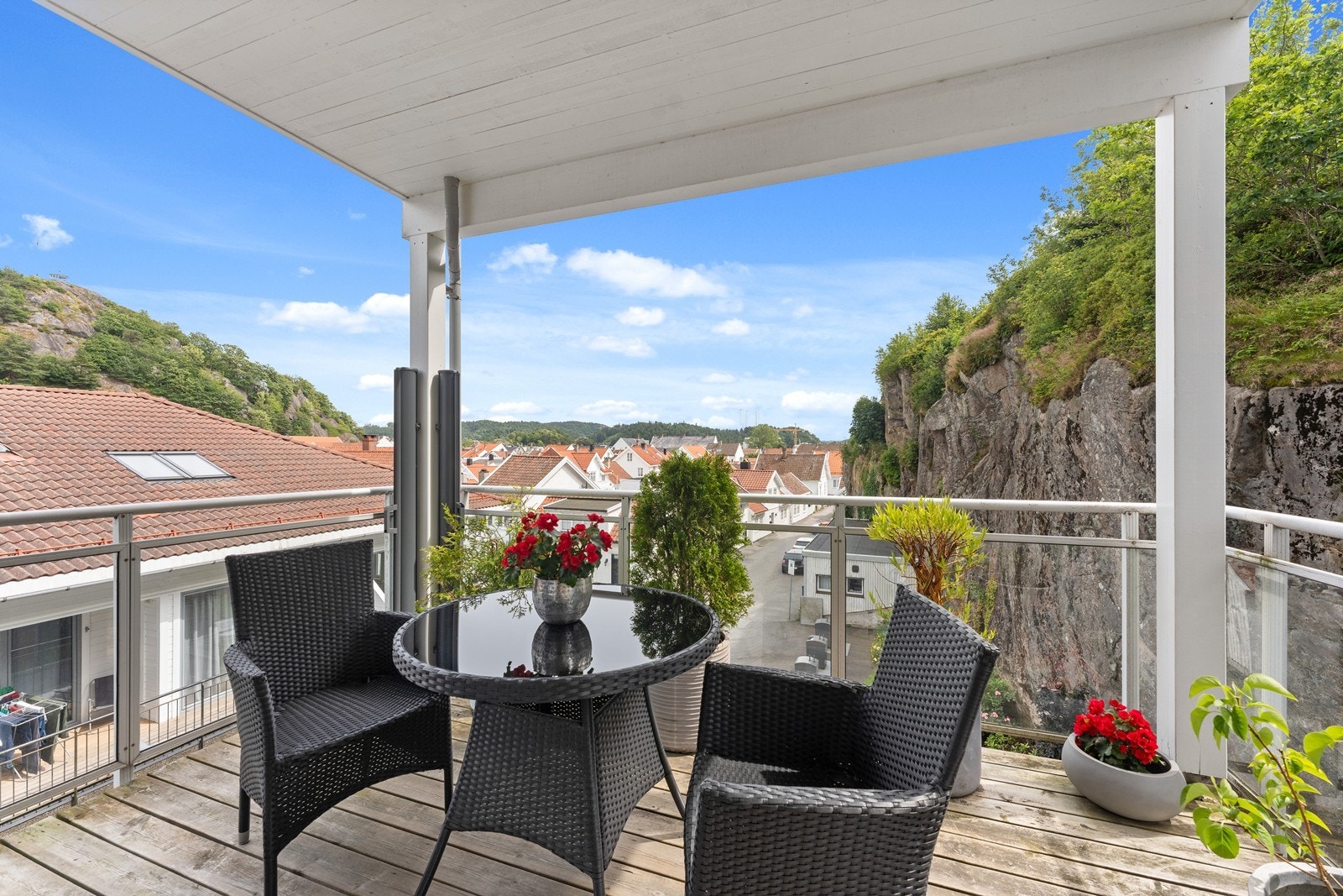 Fin overbygd uteplass med utsikt mot den gamle sentrumsbebyggelsen på Støkkan Galleribilde