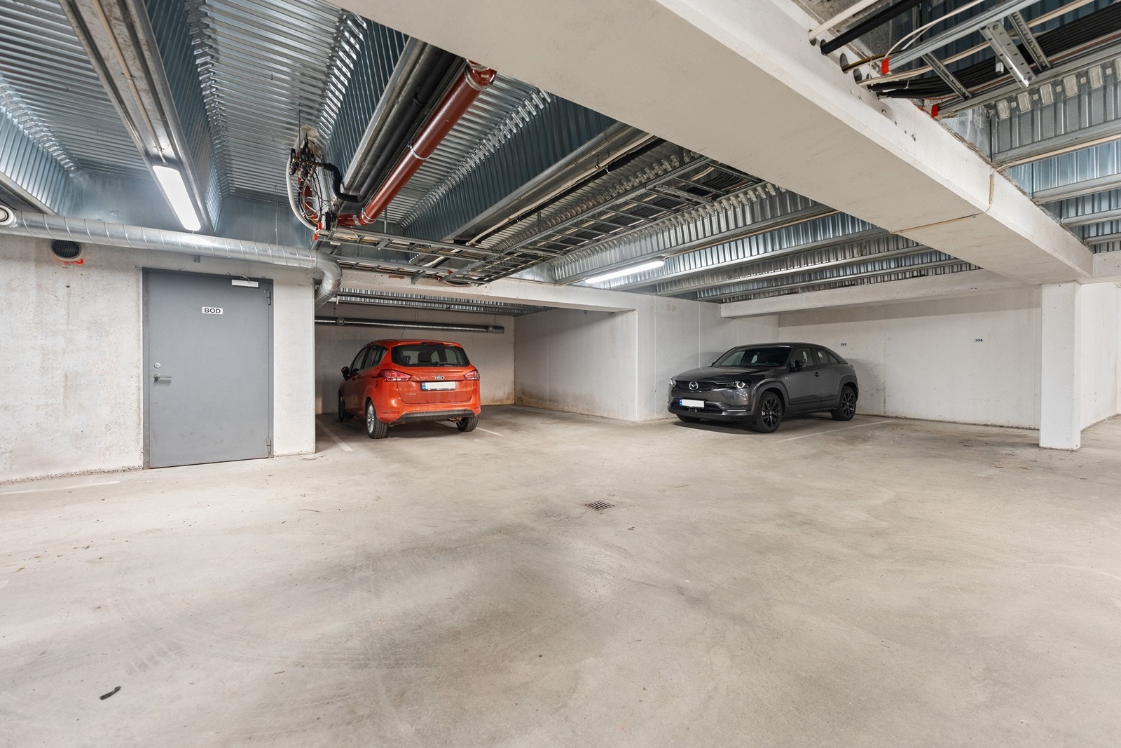 Parkeringskjeller. Det er også en tilhørende bod i parkeringskjelleren Galleribilde