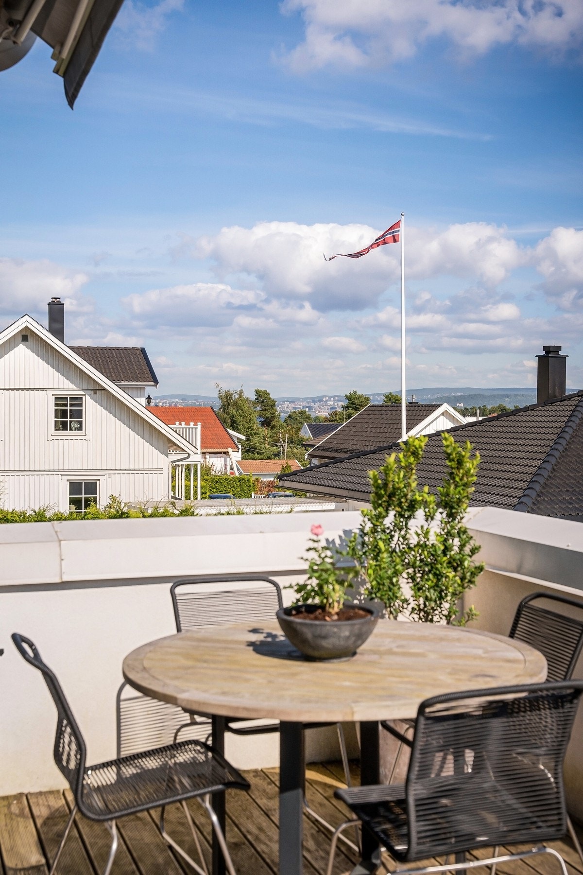 Balkong med utsikt. Hyggelig balkong ut fra kjøkkenet Galleribilde