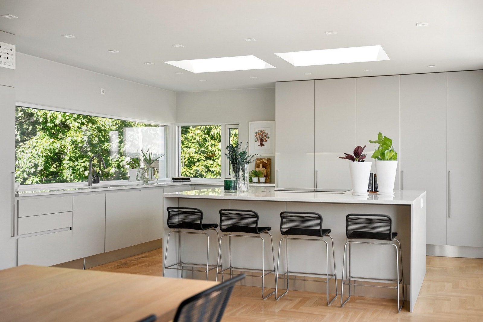 På øya er det stekeovn og dampovn+varmeskuff. Galleribilde