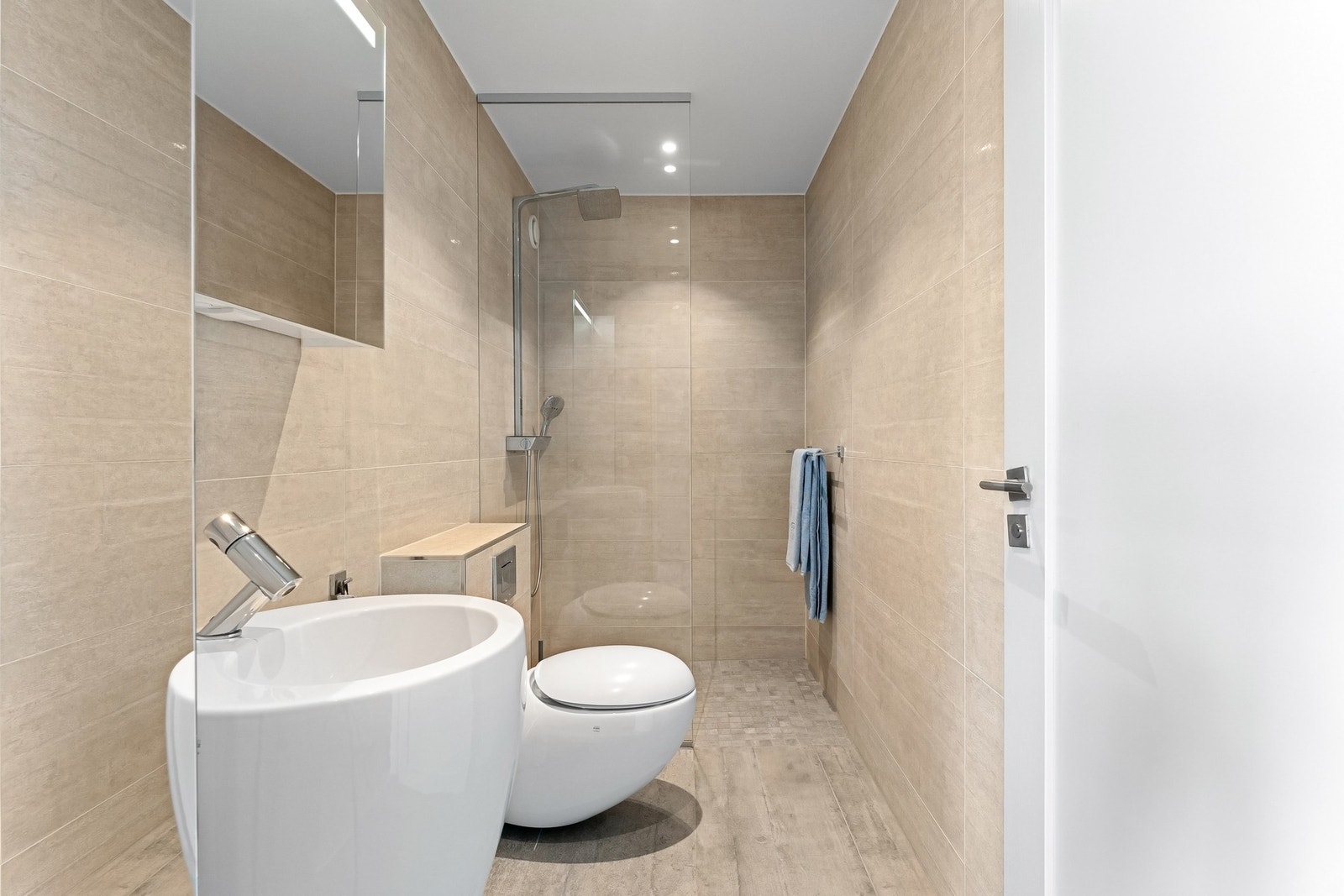 Bad i u.etasjen med regn- og hånddusj, Alessi helservant med Alessi Oras One servantarmatur, samt Alessi veggmontert toalett. Galleribilde