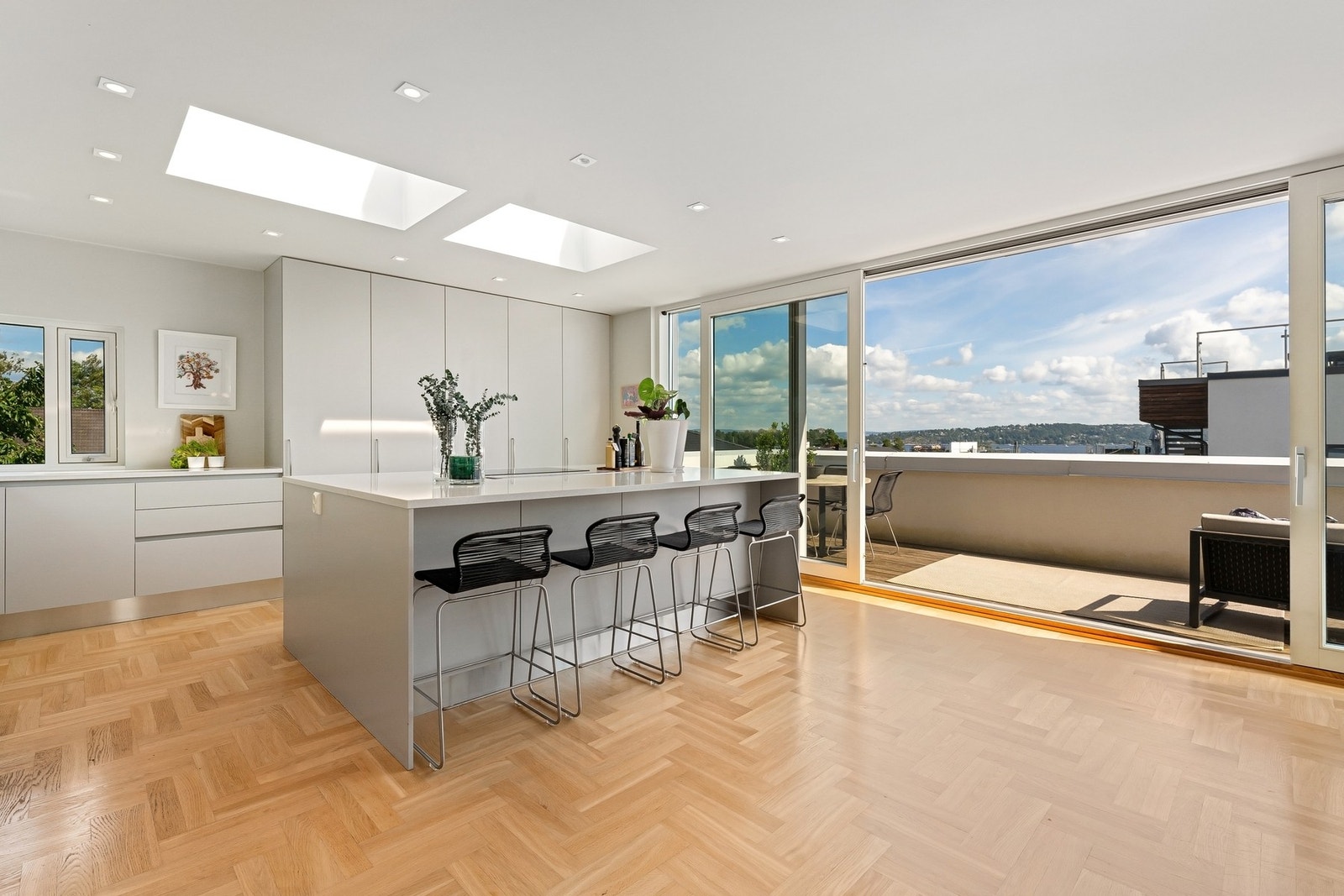 Takvinduer på kjøkkenet gir ytterligere naturlig lys Galleribilde