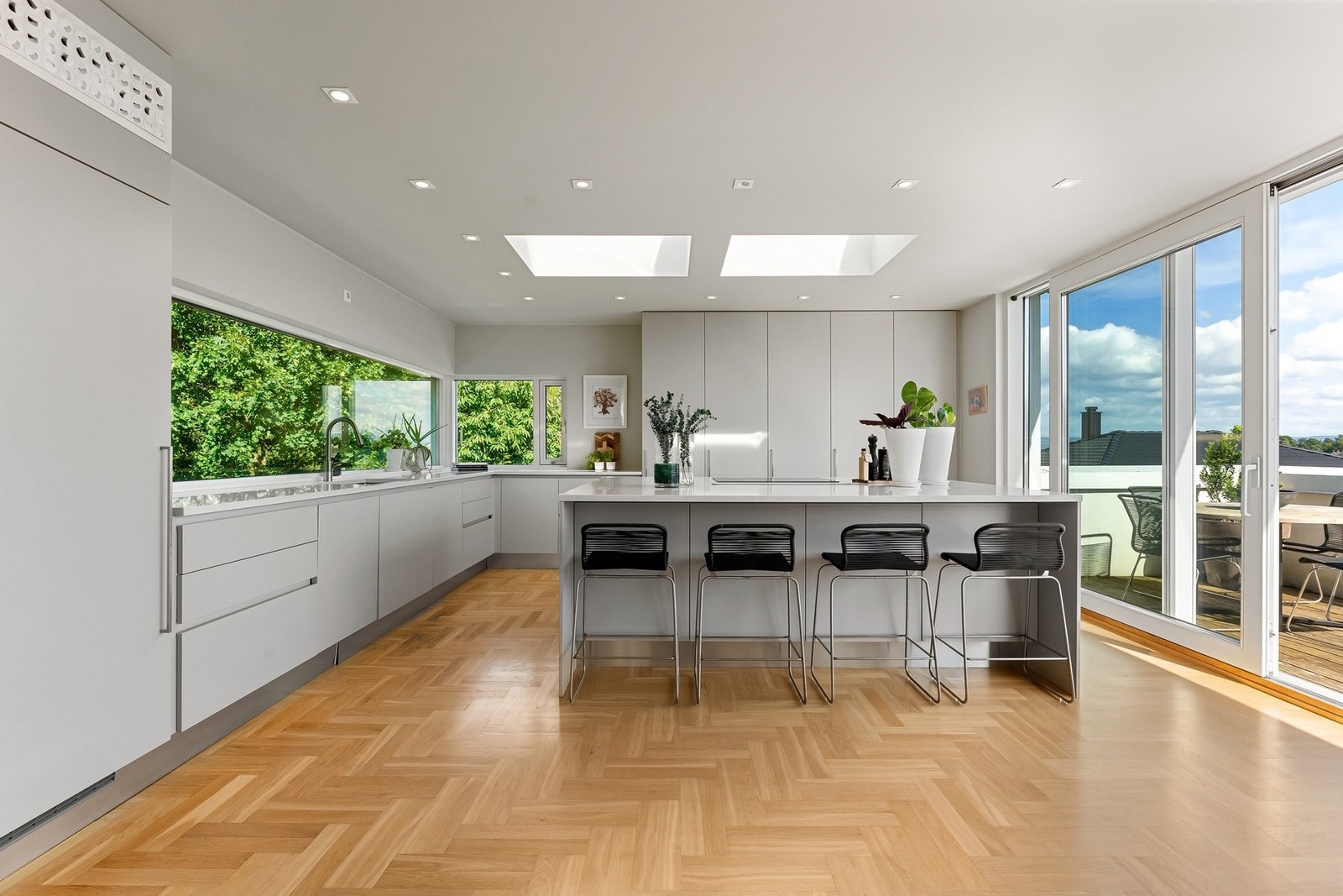 Moderne og lekkert kjøkken med rikelig skap- og benkeplass Galleribilde