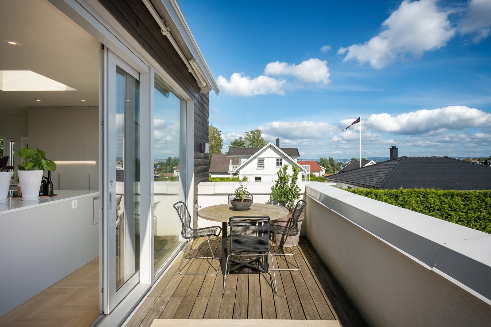 Det er god størrelse på alle de solrike uteplassene Galleribilde