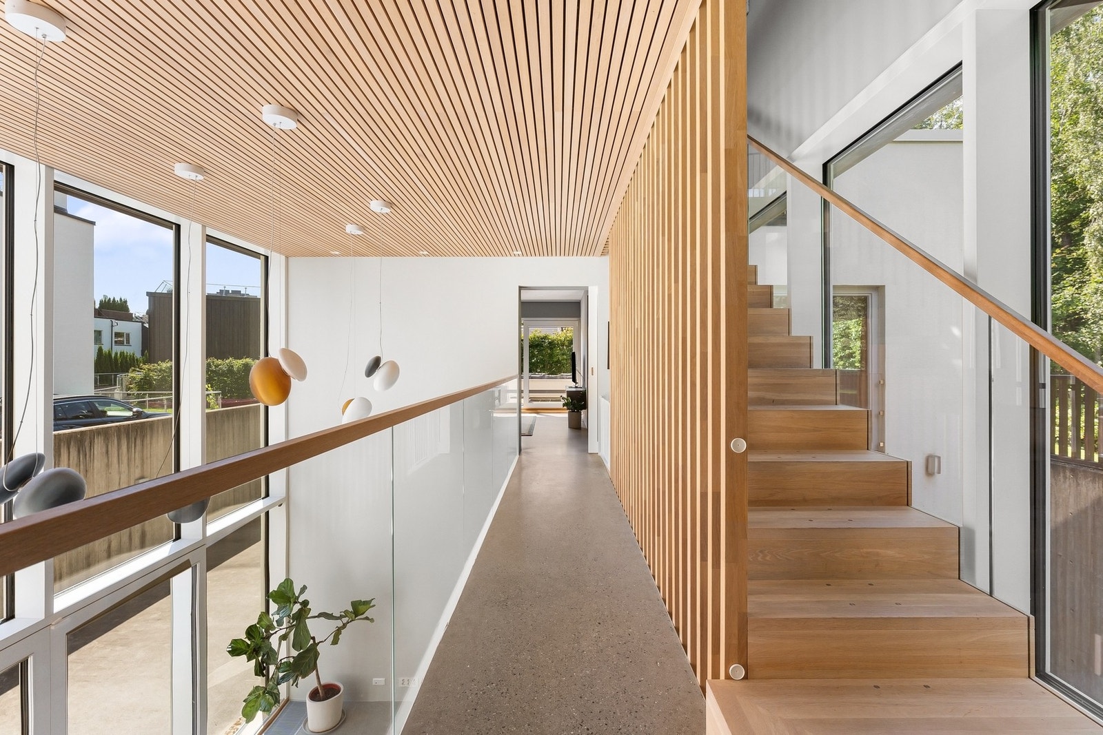 Aulaen og trappeløpet har blitt oppgradert med trespiler, og det har blitt installerte nye trapper. Dette ble gjennomført av Made by Wood i 2020 Galleribilde