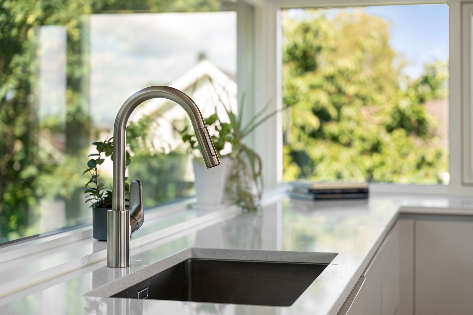 Fra kjøkkenvinduet er det utsikt rett mot den grønne oasen/ friområdet Galleribilde