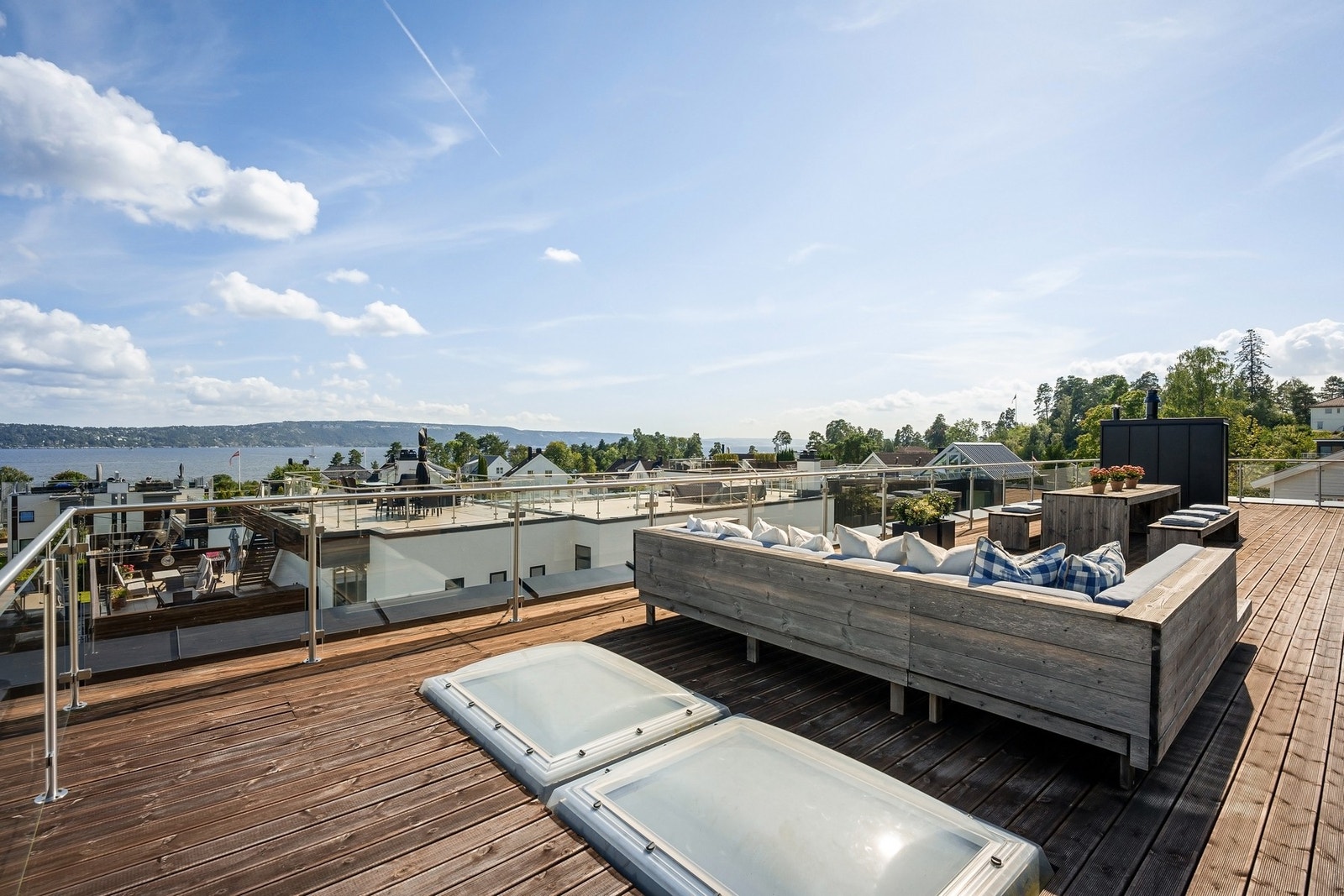 Flere soner og møbleringsmuligheter på takterrassen Galleribilde