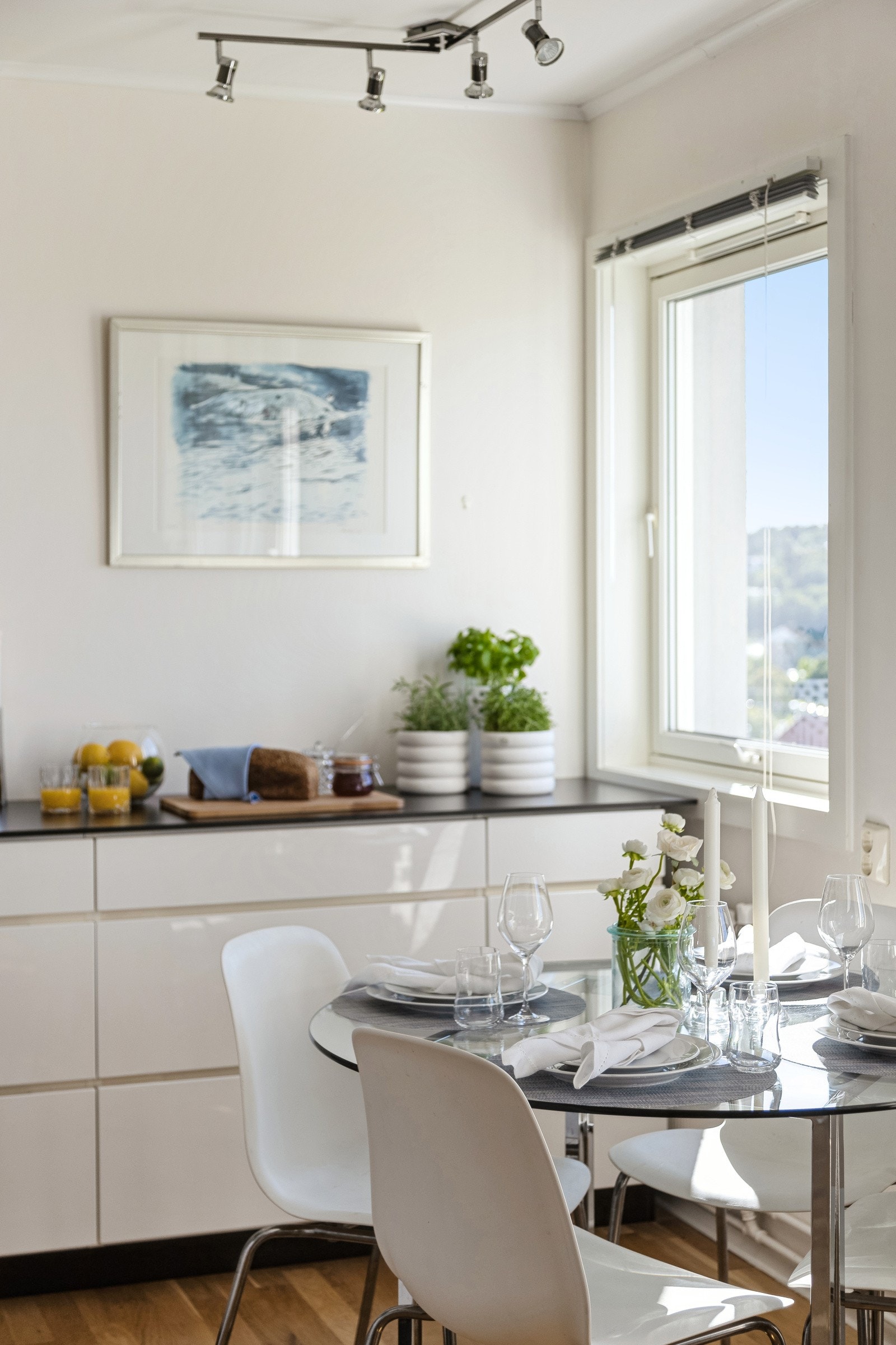 Kjøkken med plass til spisebord. Galleribilde