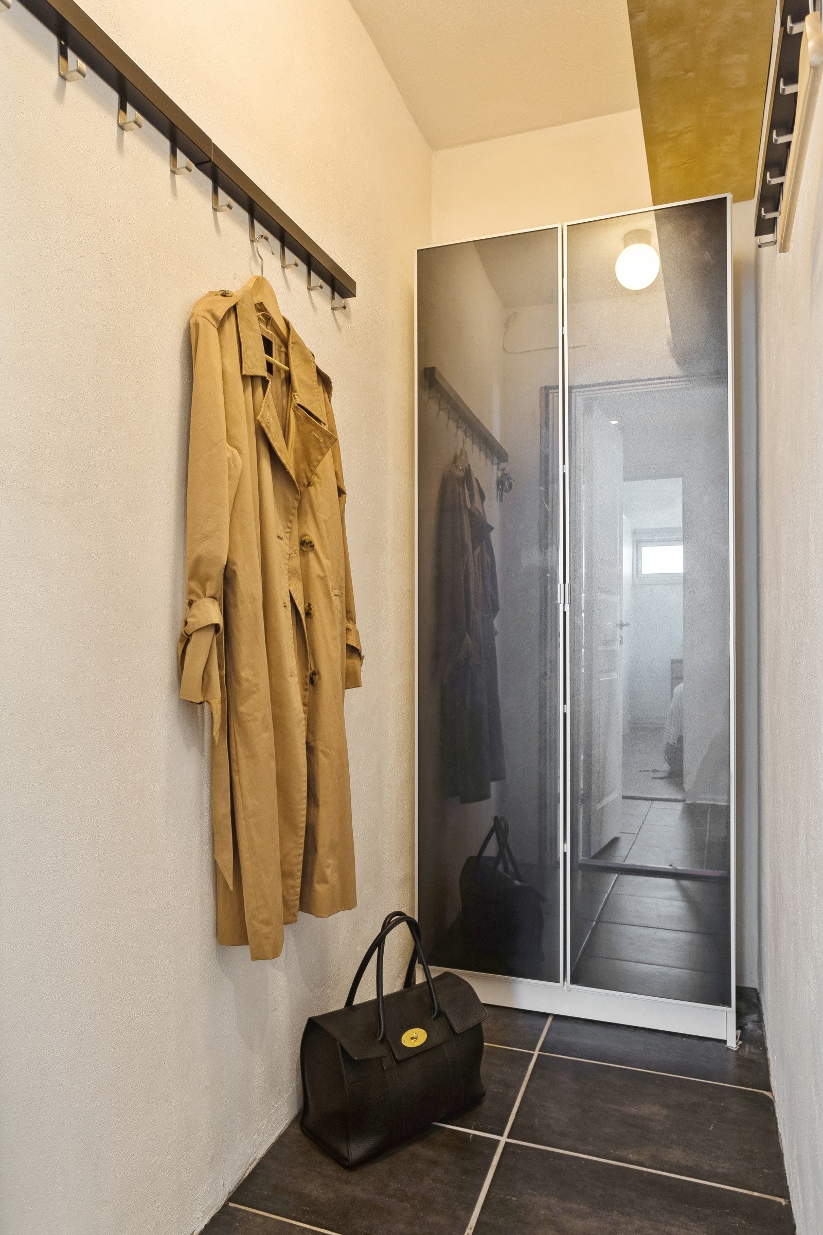 Praktisk innvendig bod/garderobe i tilknytning til entreen. Galleribilde
