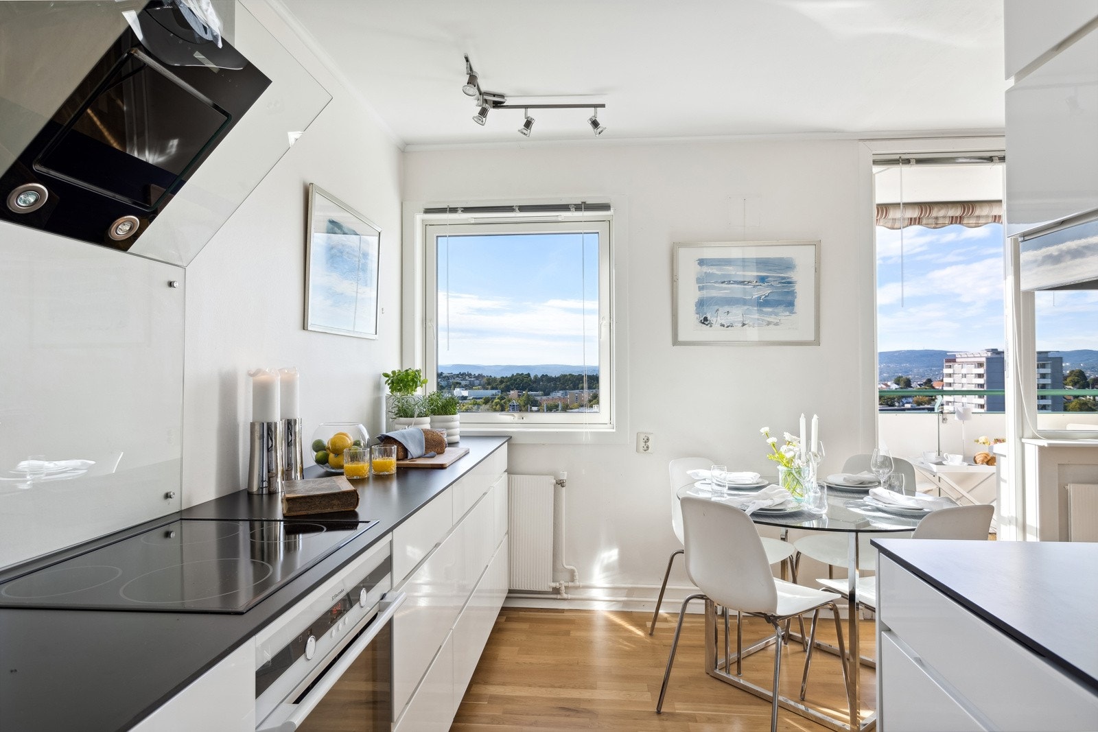 Pent kjøkken med godt med skap og benkeplass. Integrert komfyr, koketopp og oppvaskmaskin. Galleribilde