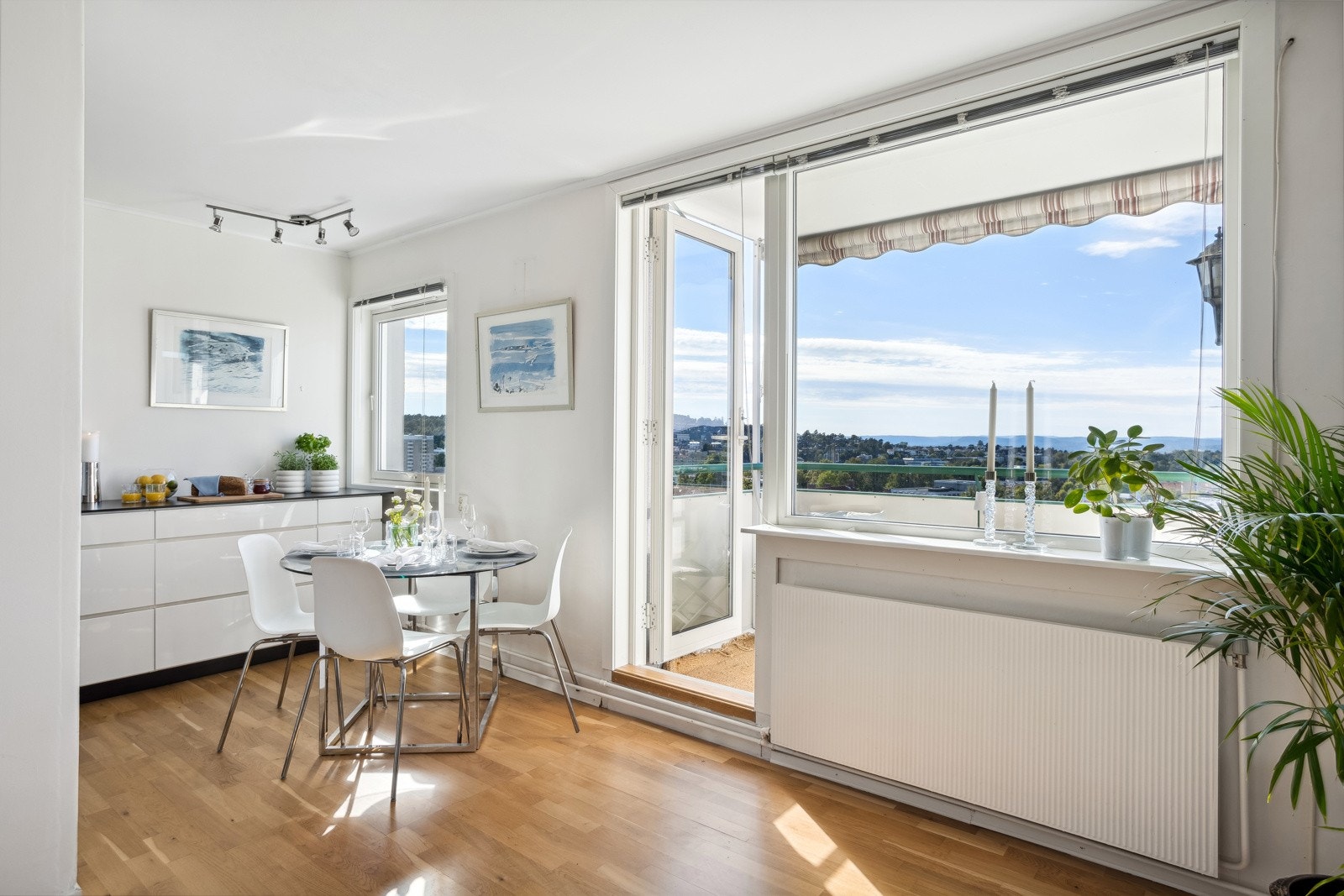 Gode lysforhold gjennom store vinduer. Galleribilde