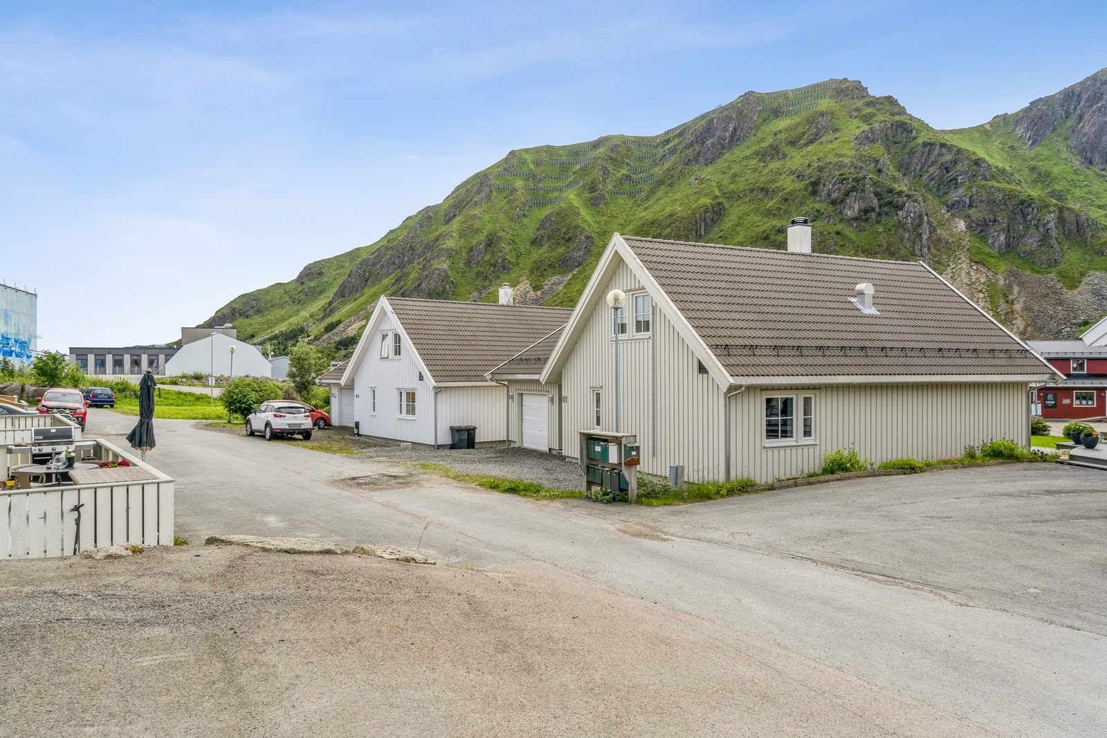 Eiendommen ligger fint til på Ballstadøya. Området består av eneboliger og rorbuer i rekke. Galleribilde
