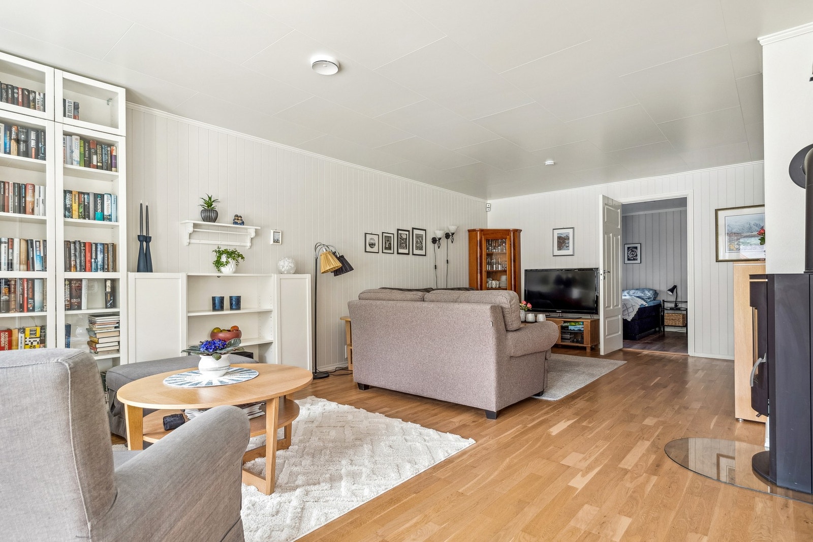 Stuen er her møblert med flere sittegrupper og har direkte tilgang til soverommet fra stuen. Dermed får du alle hovedrommene på 1. plan. Galleribilde