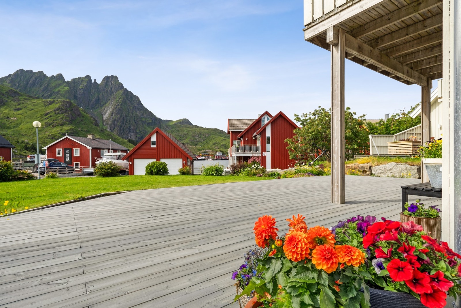 Fra stuen kommer vi ut til en stor terrasse, her kan du nyte finværsdagene. Galleribilde