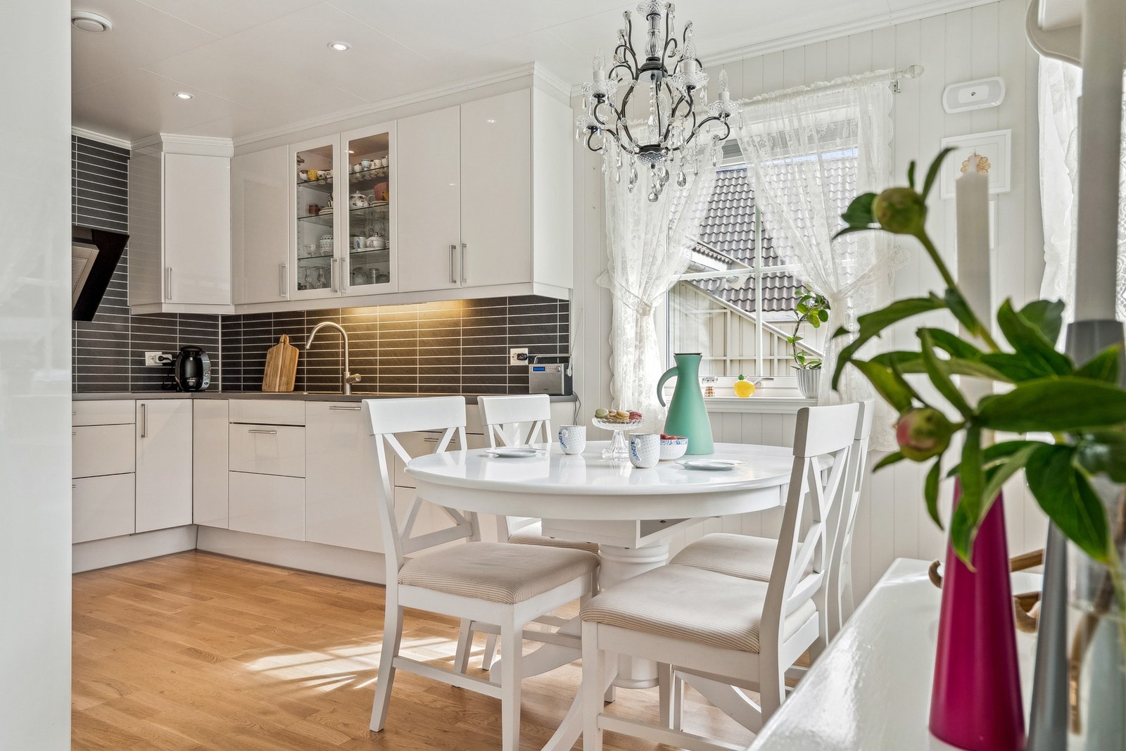 Velkommen inn til kjøkkenet og spisestuen. Galleribilde