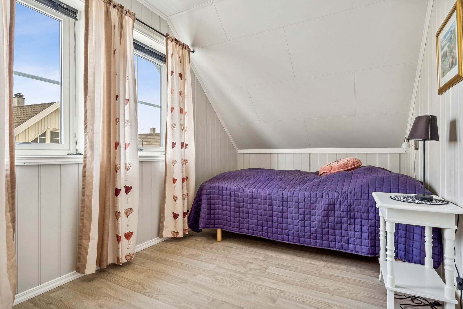 Rommet er av god størrelse. Her er det plass til dobbeltseng og liten garderobe Galleribilde