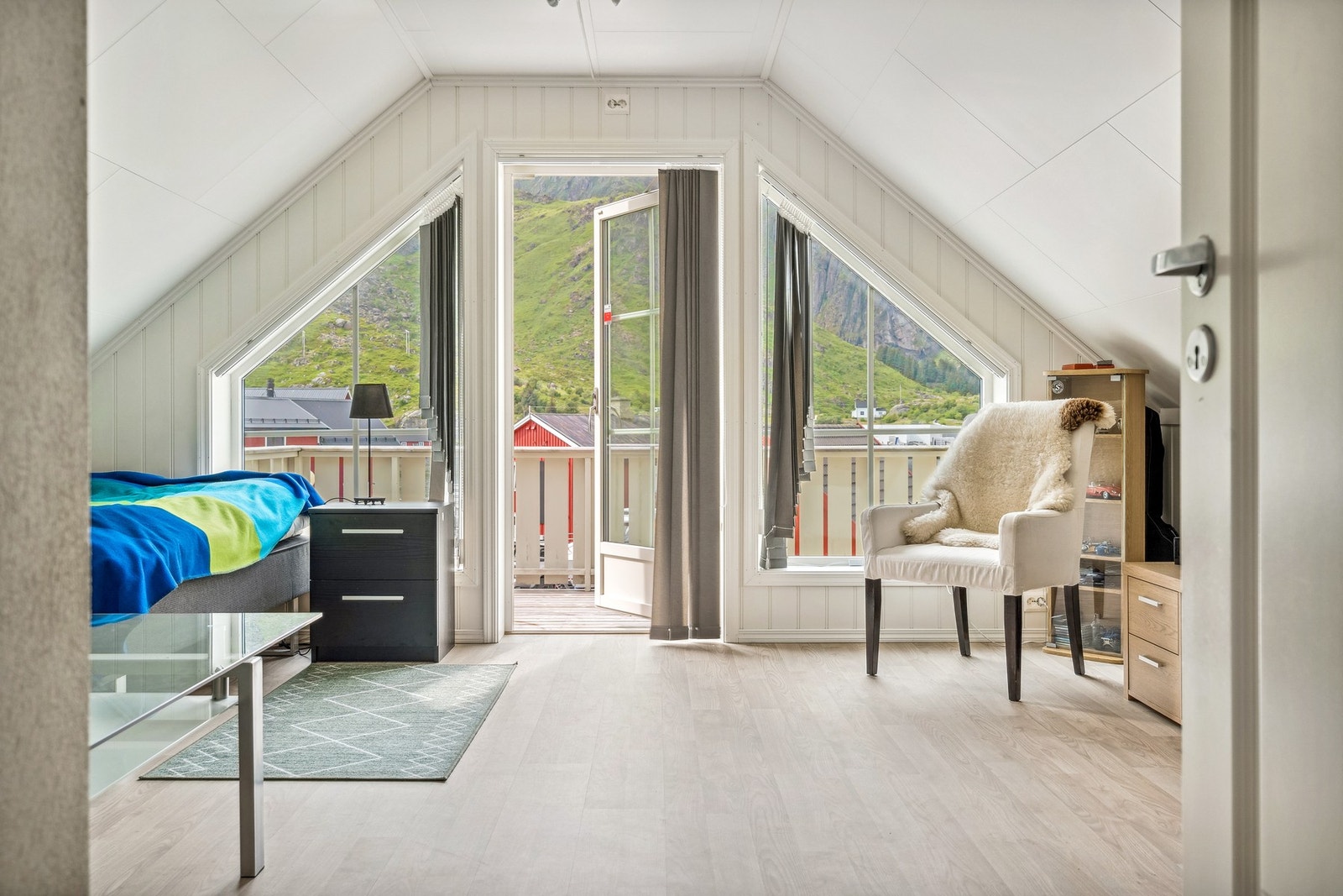 Fra loftstuen er det utgang til balkong med en flott utsikt. Galleribilde