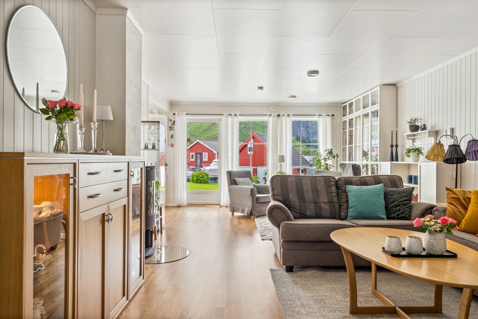 Videre kommer vi inn i stuen med lyse overflater og store vindu som gir godt med lys inn. Galleribilde