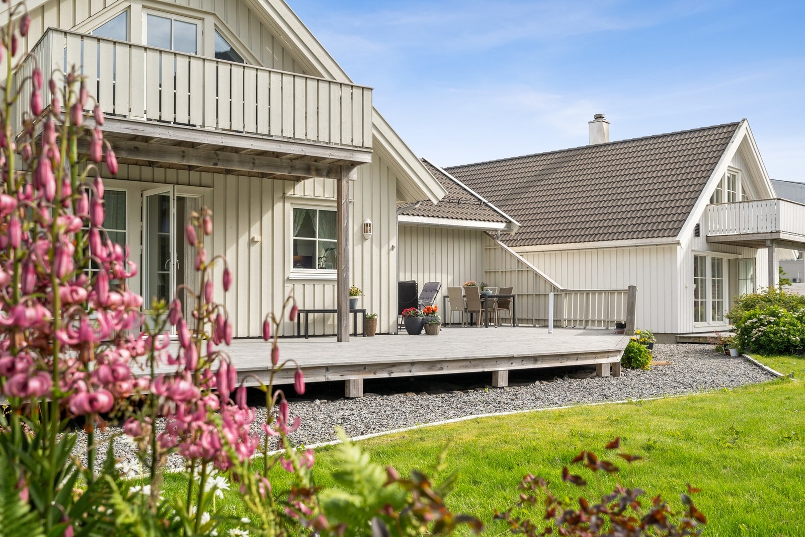 Eneboligen ligger fint til på vakre Ballstad. Her kan du nyte solen på terrassen eller ta deg en tur til fjells eller til sjøs. Galleribilde