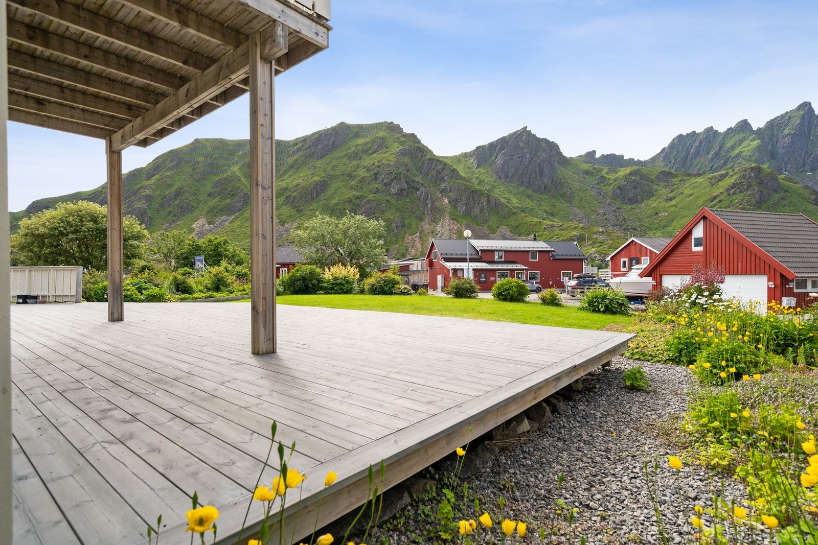 På forsiden er det en stor platt og hage forran. Galleribilde