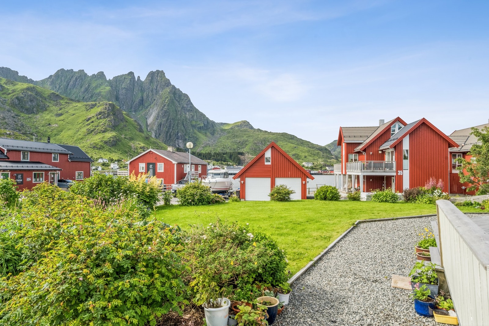 Nærområdet innbyr til turer i fjell og mark, eller til fisketurer på havet. Galleribilde