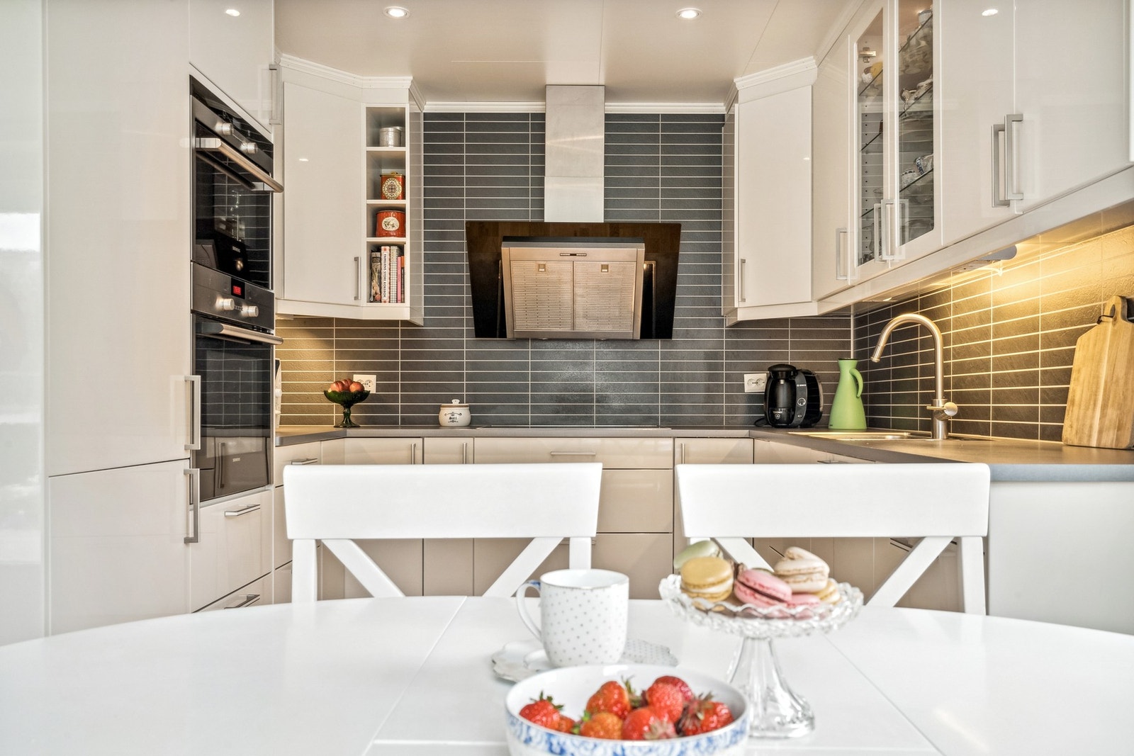 Moderne kjøkken med glatte fronter og spotter i tak som gir godt med lys når du skal lage mat. Galleribilde