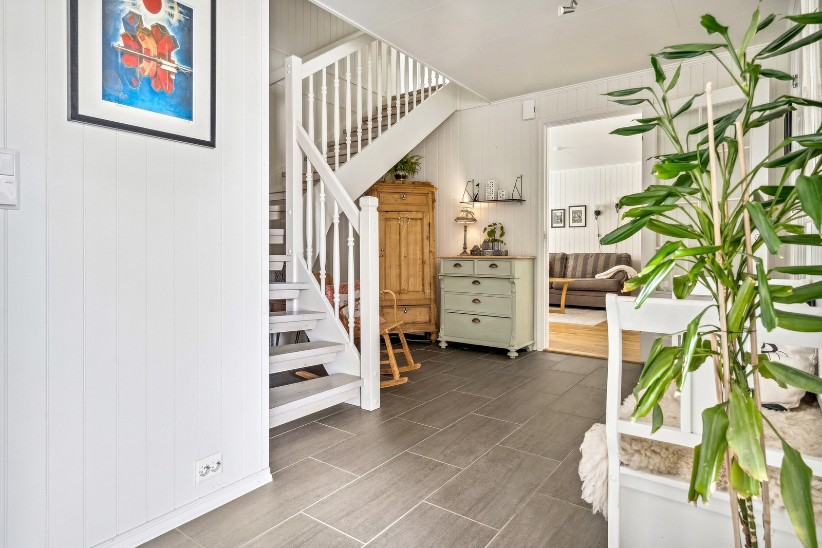 Velkommen inn. Flislagt entré med tilgang til bad, vaskerom, stue og opp til loftet. Galleribilde