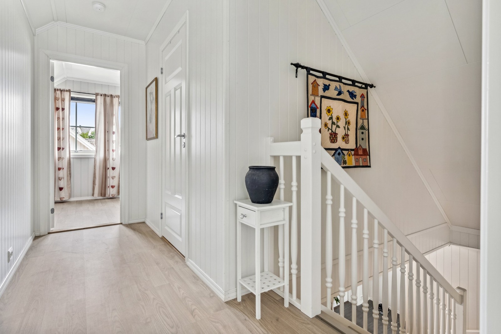 Velkommen opp på loftet. Her er det stue, soverom og toalettrom. Galleribilde